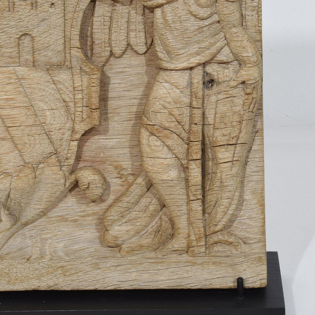 Pannello in quercia intagliato francese del XVIII secolo che raffigura due angeli con stemma in vendita 4