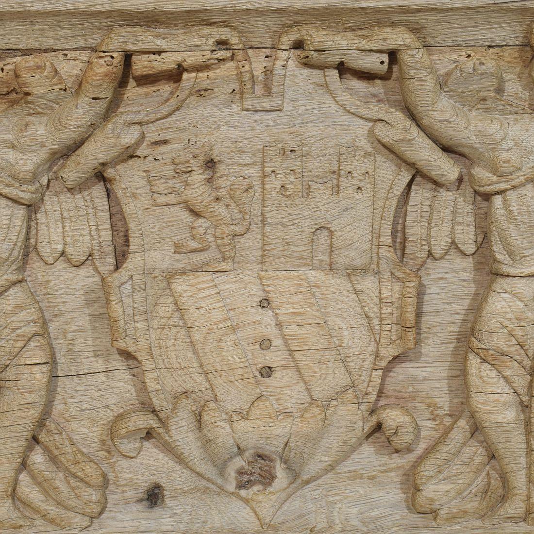 Panel francés de roble tallado del siglo XVIII que representa a dos ángeles con escudo de armas en venta 5