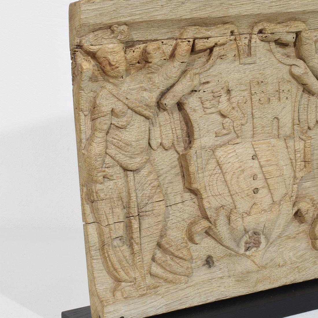 Pannello in quercia intagliato francese del XVIII secolo che raffigura due angeli con stemma in vendita 6