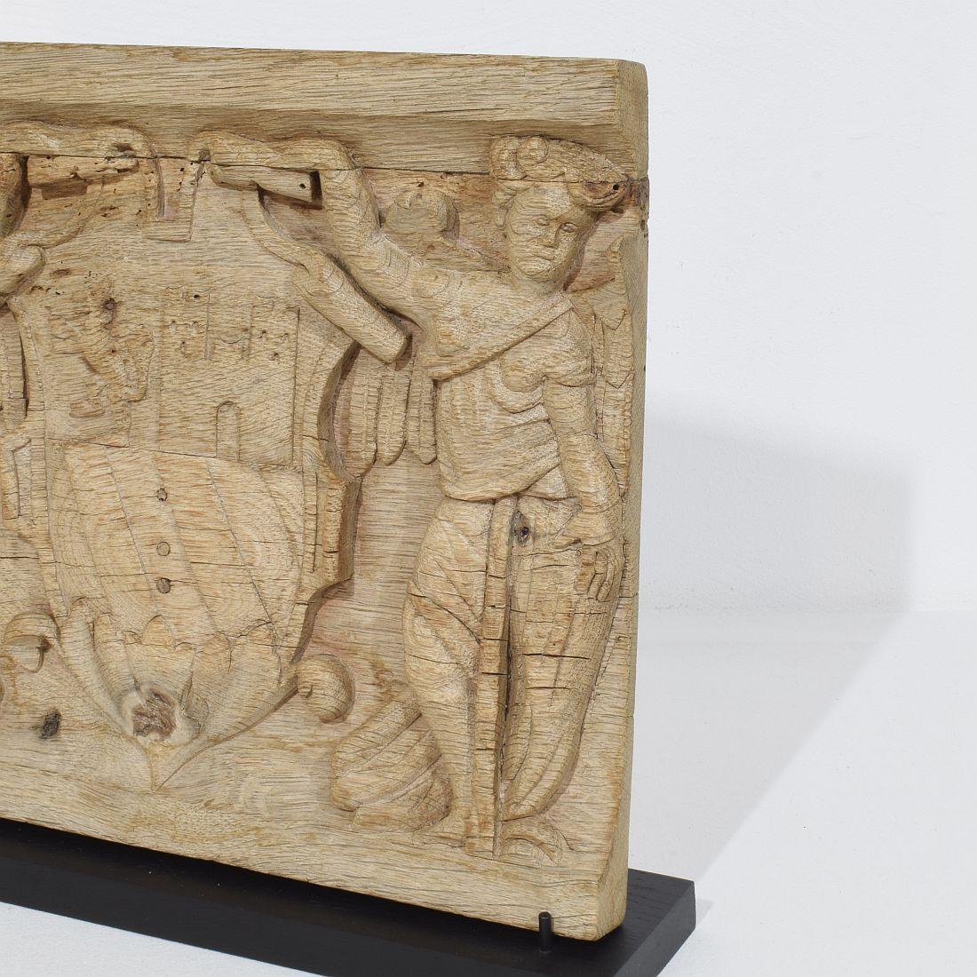 Pannello in quercia intagliato francese del XVIII secolo che raffigura due angeli con stemma in vendita 7