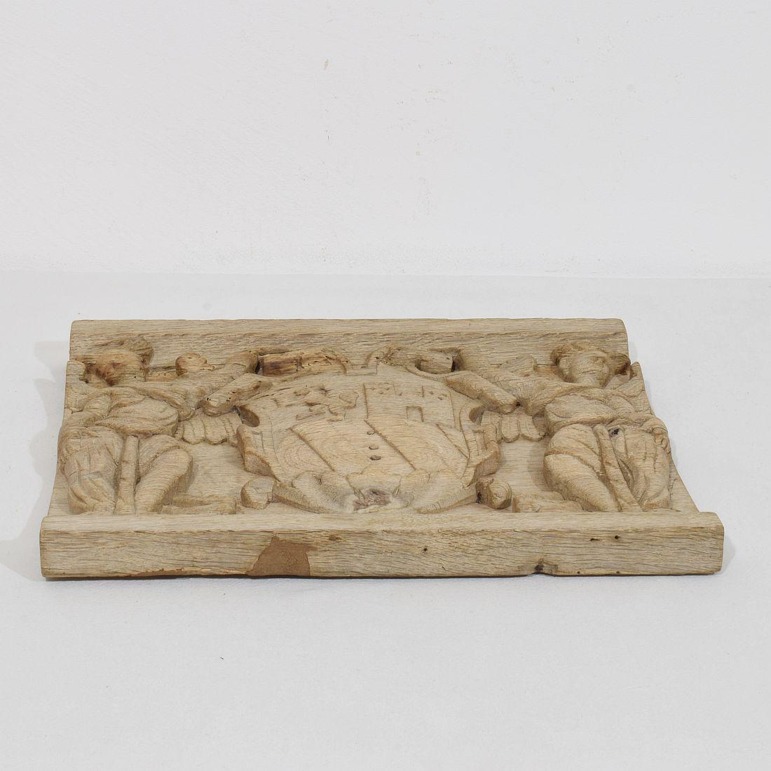 Pannello in quercia intagliato francese del XVIII secolo che raffigura due angeli con stemma in vendita 8