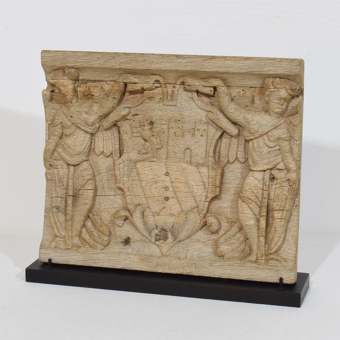 Precioso panel de roble envejecido que representa a dos ángeles barrocos que sostienen un escudo de armas.
Desgastado y con pequeñas pérdidas, lo más probable es que formara parte de un panel mayor.
Francia, hacia 1750. tratado contra el gusano de