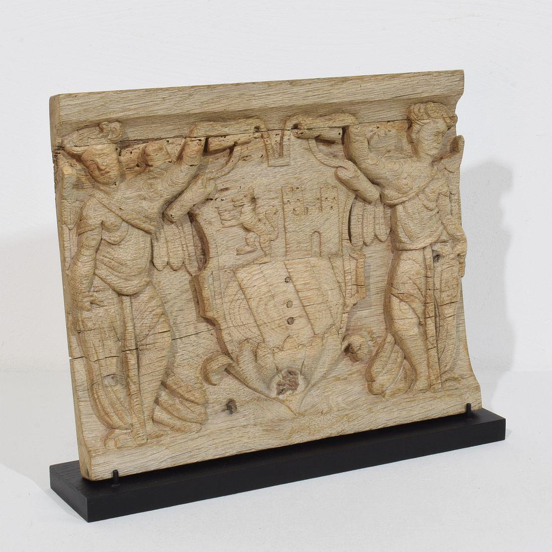 Barocco Pannello in quercia intagliato francese del XVIII secolo che raffigura due angeli con stemma in vendita