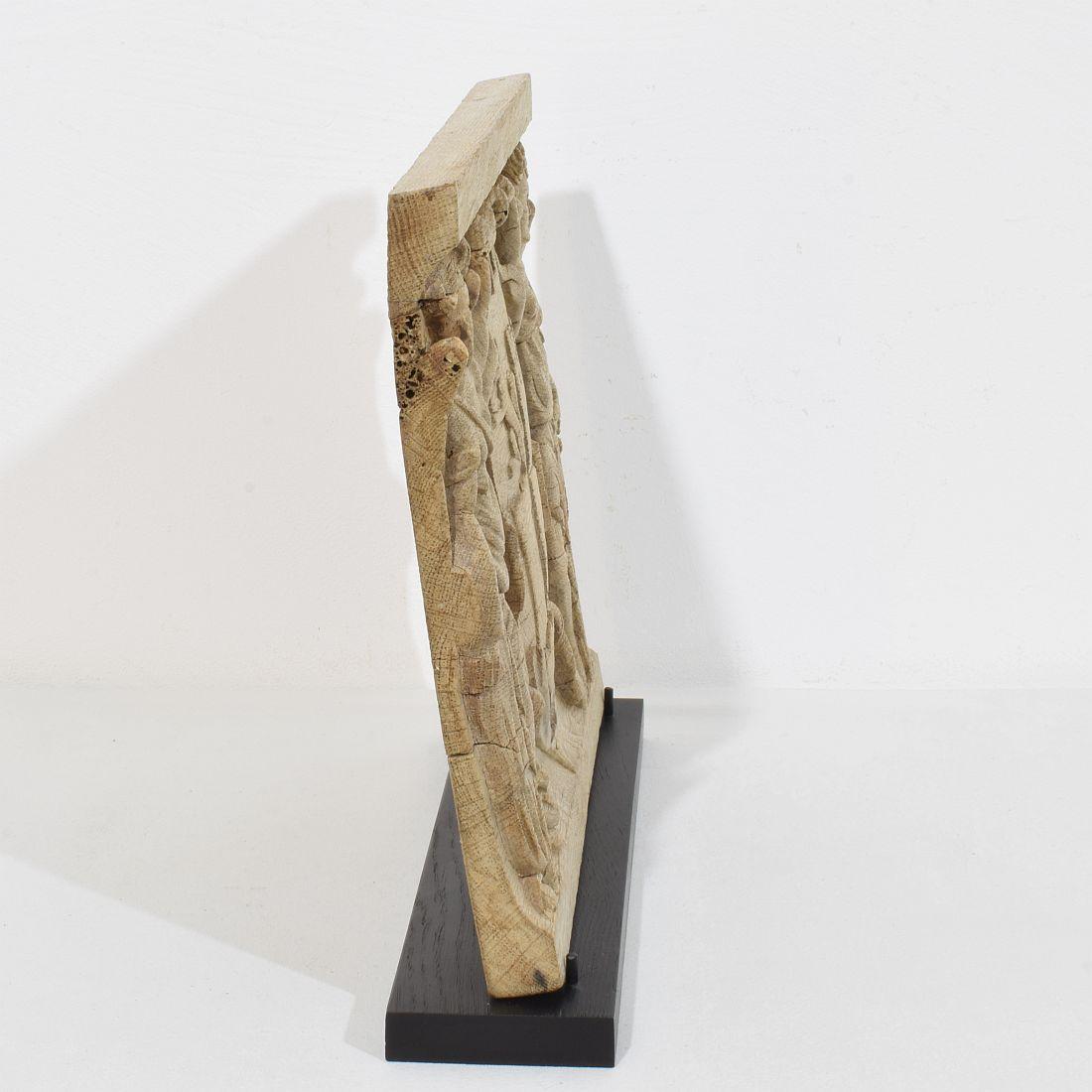 Panel francés de roble tallado del siglo XVIII que representa a dos ángeles con escudo de armas Francés en venta