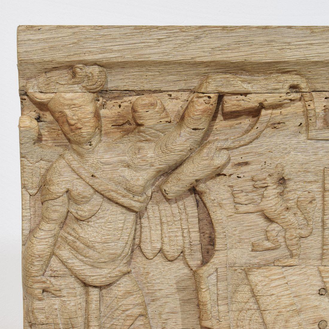 Fino al XVIII secolo Pannello in quercia intagliato francese del XVIII secolo che raffigura due angeli con stemma in vendita