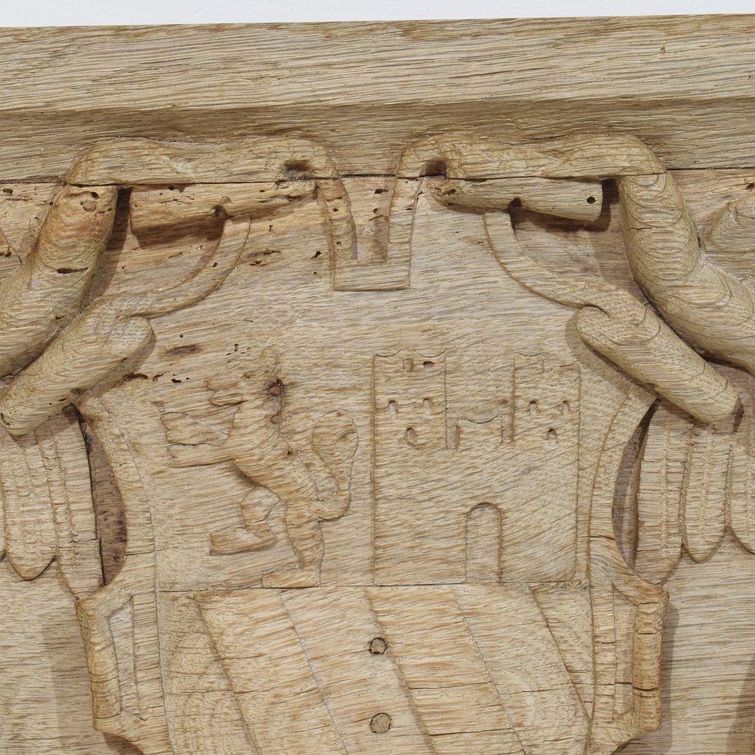 Quercia Pannello in quercia intagliato francese del XVIII secolo che raffigura due angeli con stemma in vendita