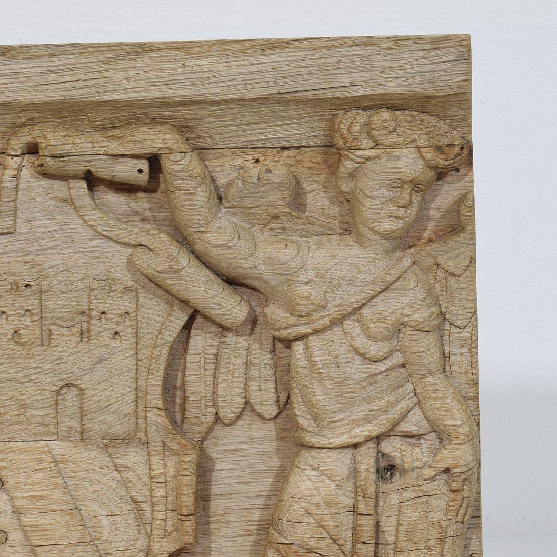 Pannello in quercia intagliato francese del XVIII secolo che raffigura due angeli con stemma in vendita 1