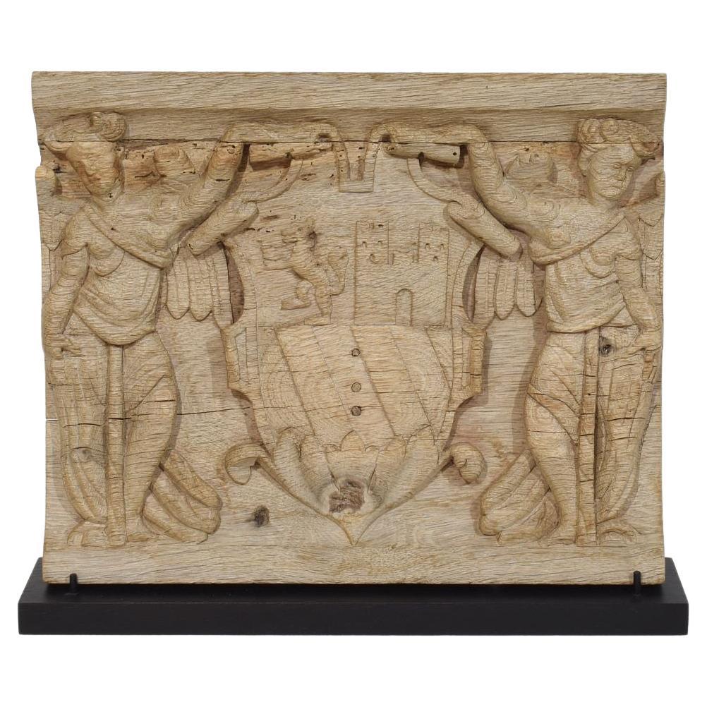 Pannello in quercia intagliato francese del XVIII secolo che raffigura due angeli con stemma in vendita