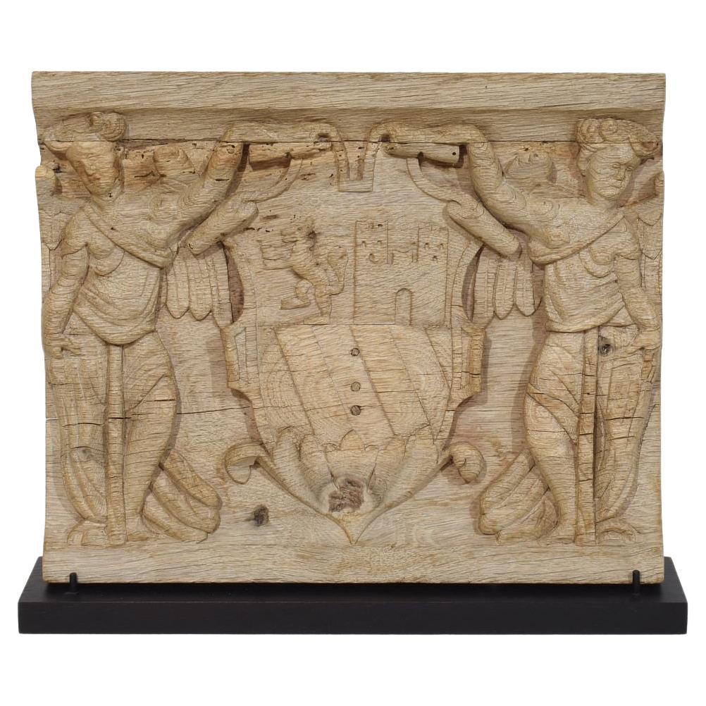 Pannello in quercia intagliato francese del XVIII secolo che raffigura due angeli con stemma