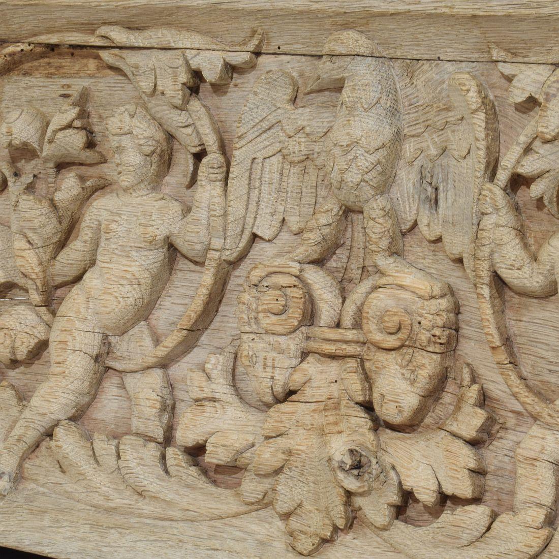 Panneau en chêne sculpté français du 18ème siècle représentant deux anges et un aigle en vente 3