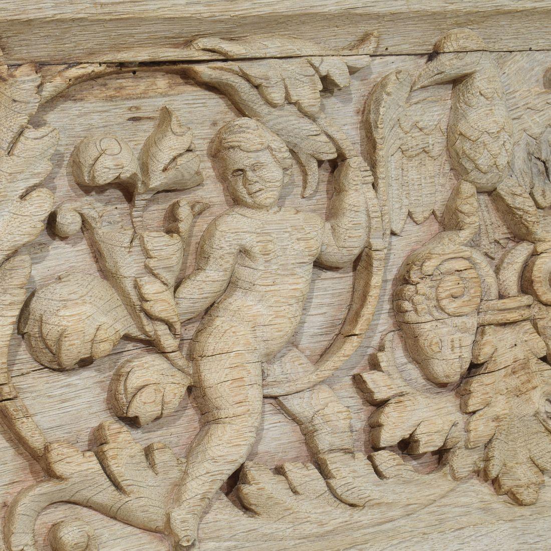 Panneau en chêne sculpté français du 18ème siècle représentant deux anges et un aigle en vente 4