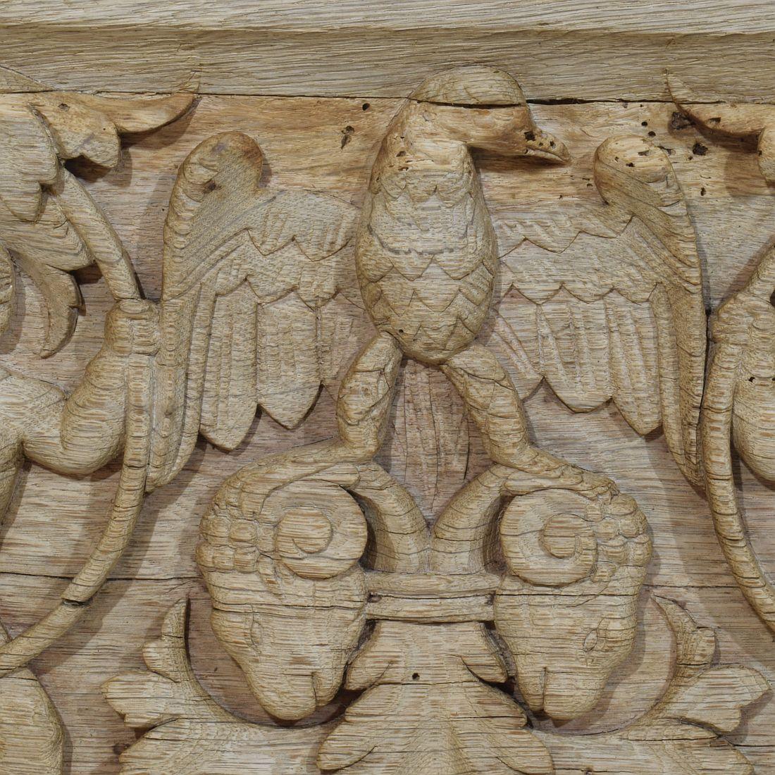 Pannello francese intagliato in Oak del XVIII secolo raffigurante due angeli e un'aquila in vendita 4