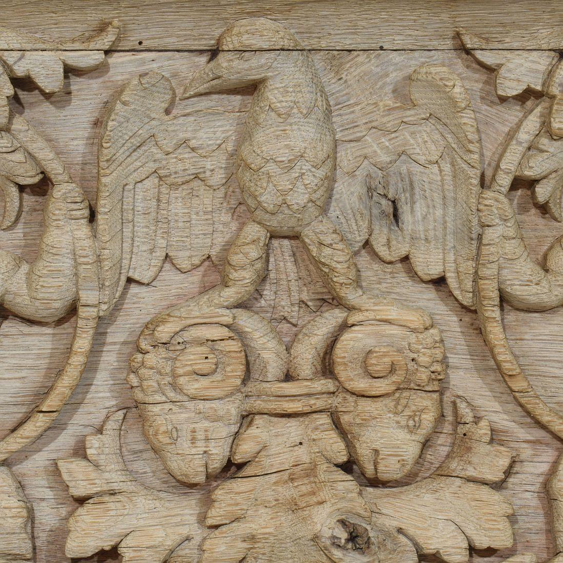 Panneau en chêne sculpté français du 18ème siècle représentant deux anges et un aigle en vente 5