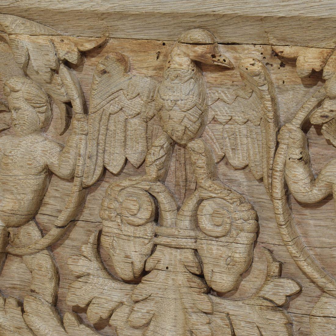 Pannello francese intagliato in Oak del XVIII secolo raffigurante due angeli e un'aquila in vendita 5