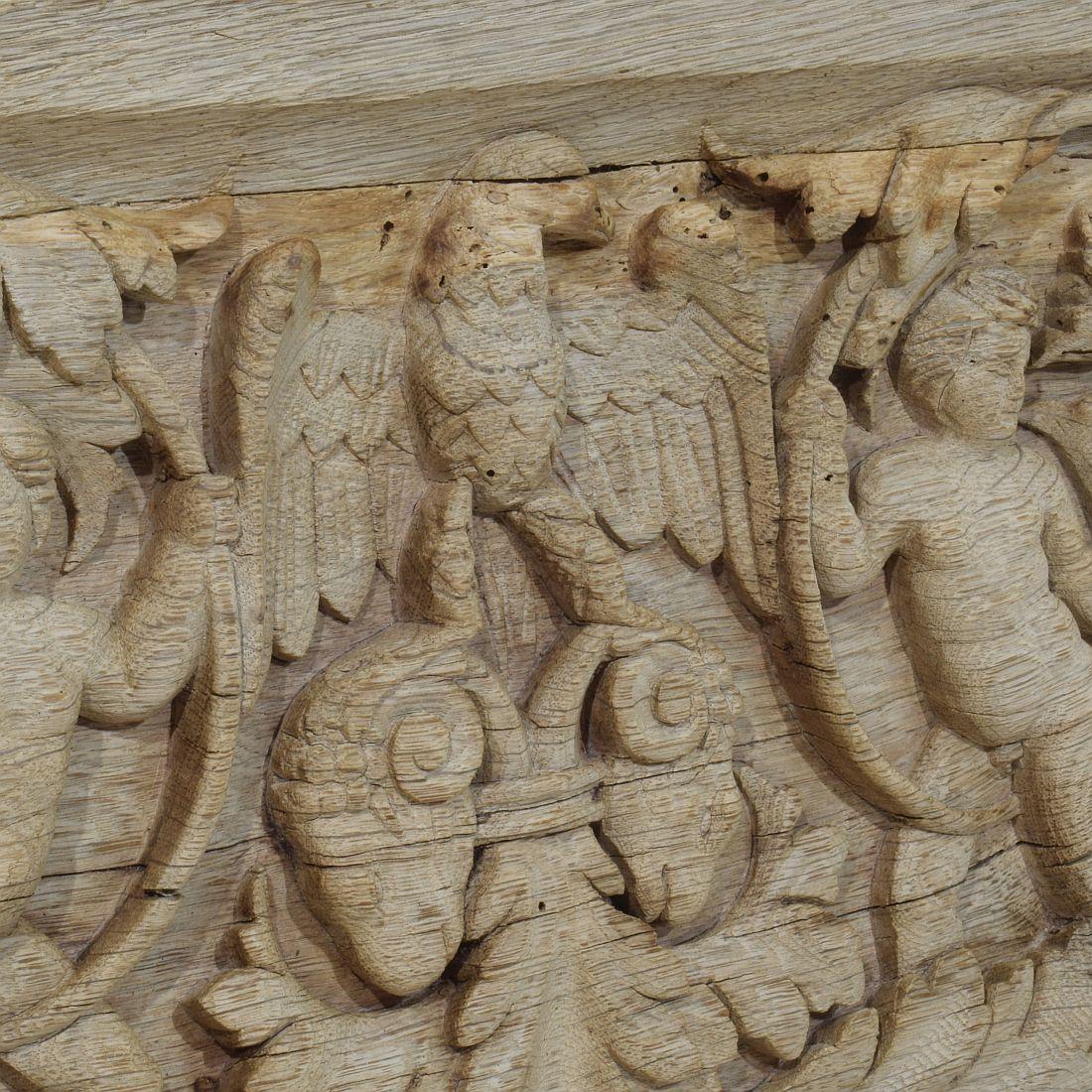 Pannello francese intagliato in Oak del XVIII secolo raffigurante due angeli e un'aquila in vendita 6