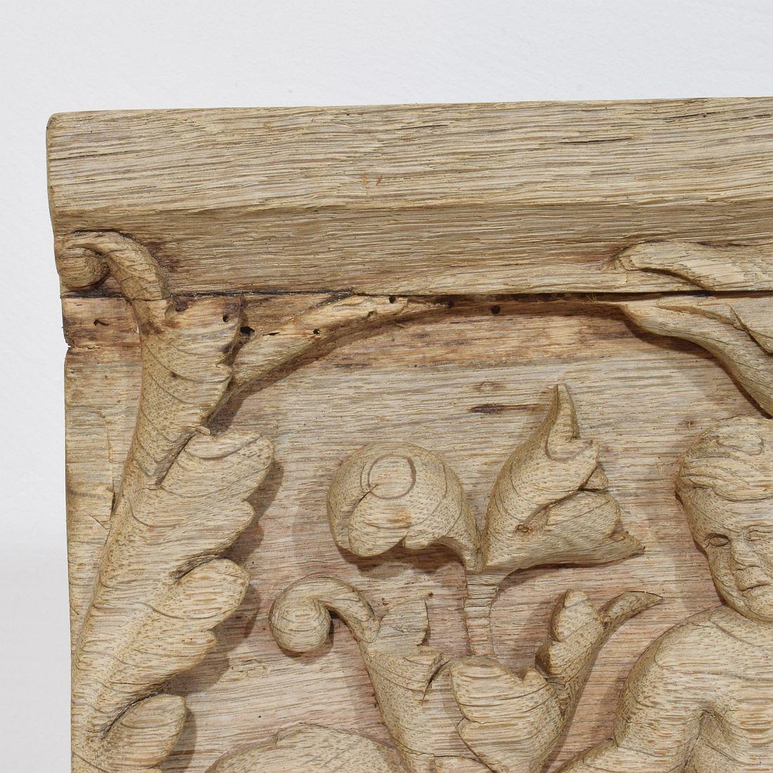 Panneau en chêne sculpté français du 18ème siècle représentant deux anges et un aigle en vente 9