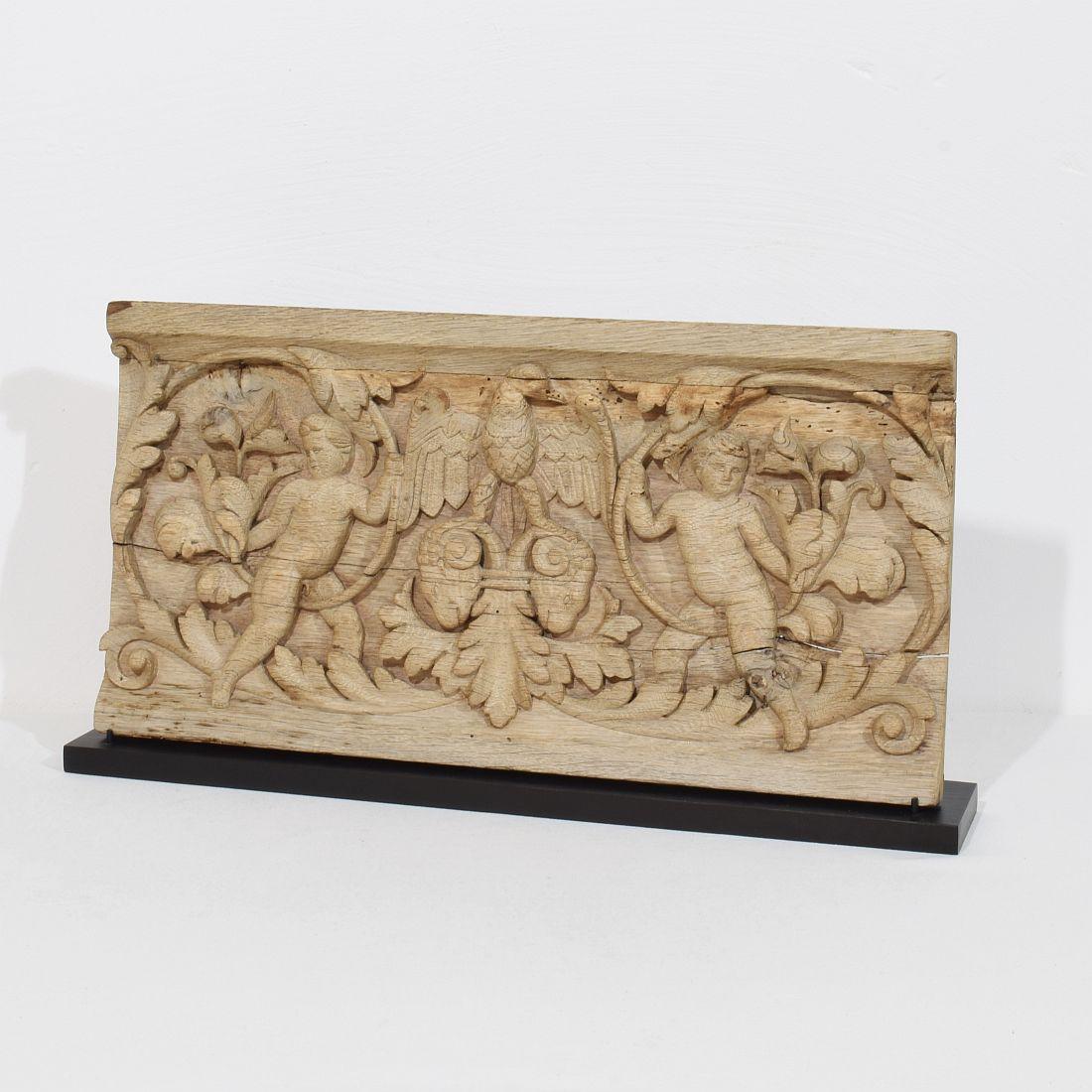 Bellissimo pannello in rovere invecchiato che raffigura due angeli barocchi e un'aquila in piedi su teste di montone.
Con il tempo e le piccole perdite, è probabile che un tempo facesse parte di un pannello più grande.
Francia, 1750 circa. trattato