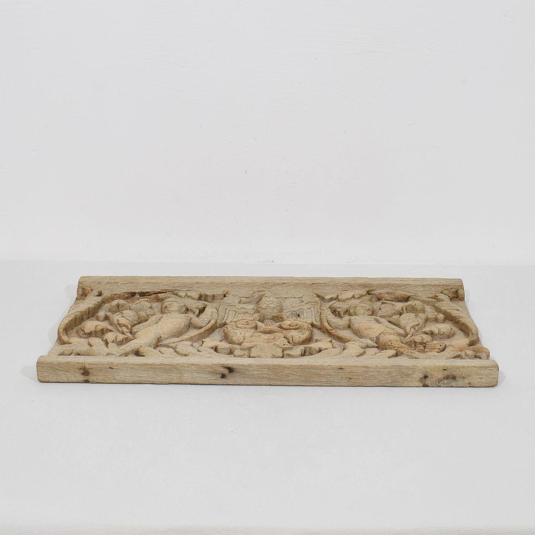 Panneau en chêne sculpté français du 18ème siècle représentant deux anges et un aigle en vente 12