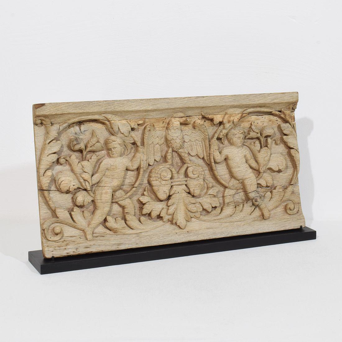 Barocco Pannello francese intagliato in Oak del XVIII secolo raffigurante due angeli e un'aquila in vendita
