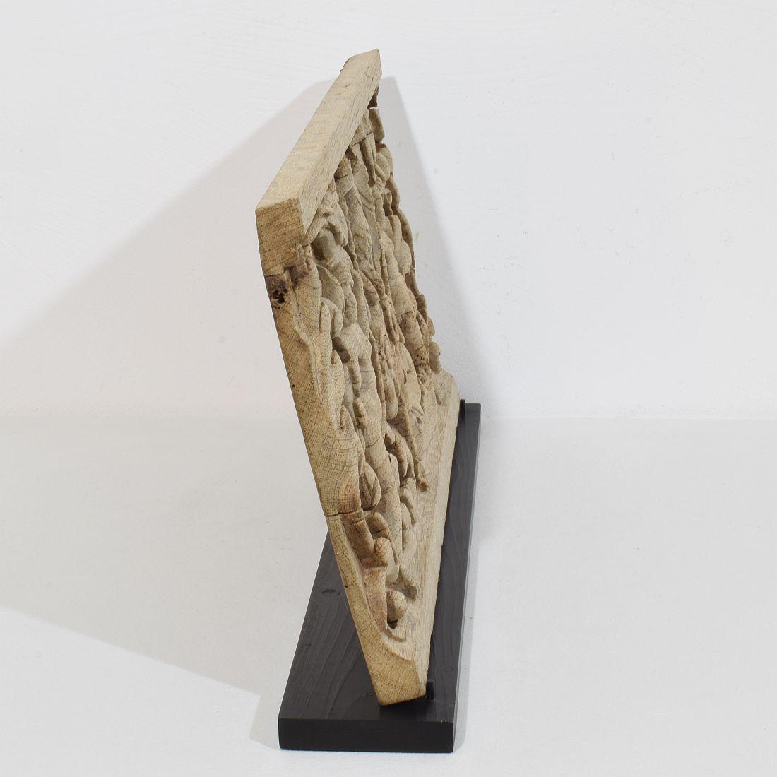 Français Panneau en chêne sculpté français du 18ème siècle représentant deux anges et un aigle en vente