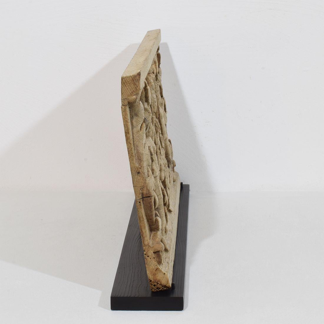 Francese Pannello francese intagliato in Oak del XVIII secolo raffigurante due angeli e un'aquila in vendita