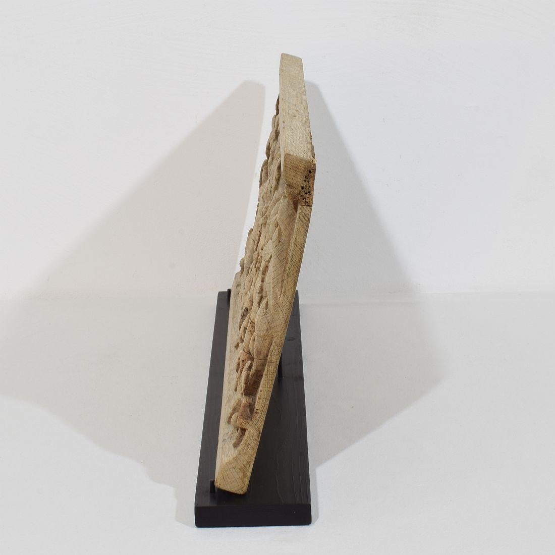 Panneau en chêne sculpté français du 18ème siècle représentant deux anges et un aigle Bon état - En vente à Buisson, FR