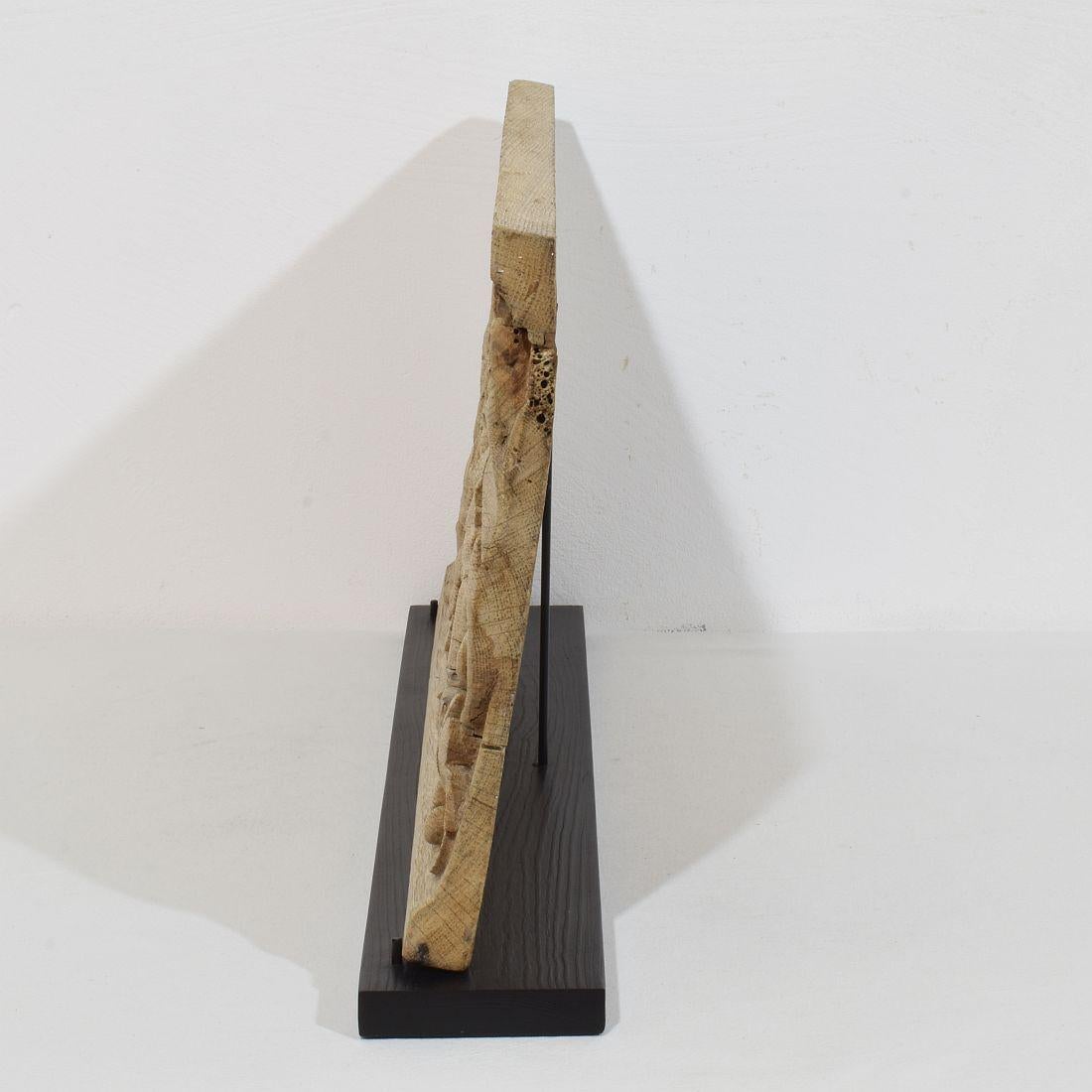 Pannello francese intagliato in Oak del XVIII secolo raffigurante due angeli e un'aquila In condizioni buone in vendita a Buisson, FR
