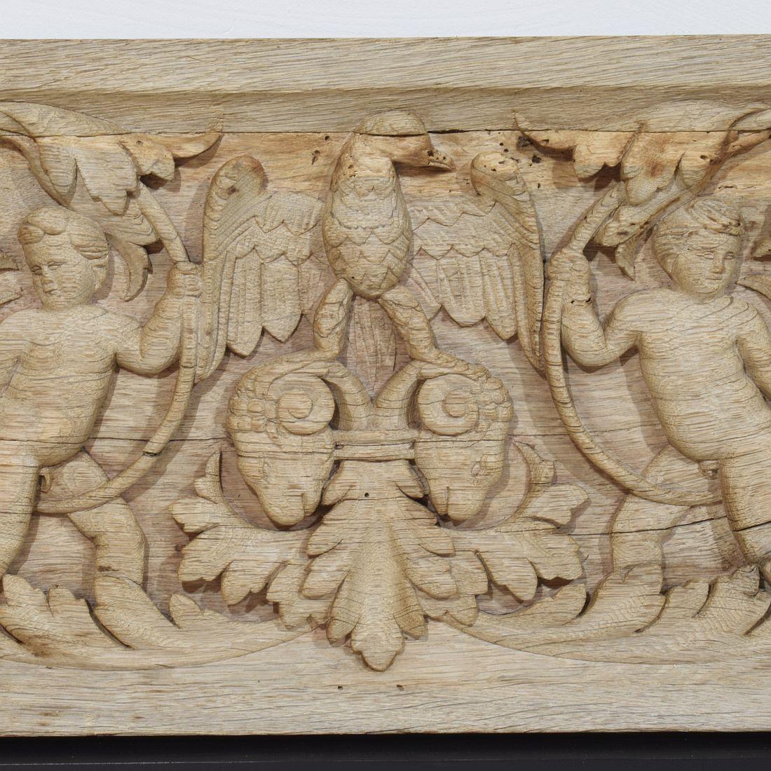 Quercia Pannello francese intagliato in Oak del XVIII secolo raffigurante due angeli e un'aquila in vendita