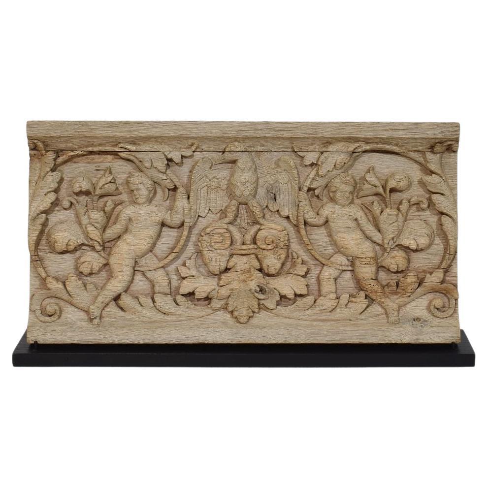 Pannello francese intagliato in Oak del XVIII secolo raffigurante due angeli e un'aquila
