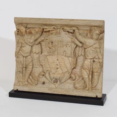 Panel francés de roble tallado del siglo XVIII que representa a dos ángeles con escudo de armas