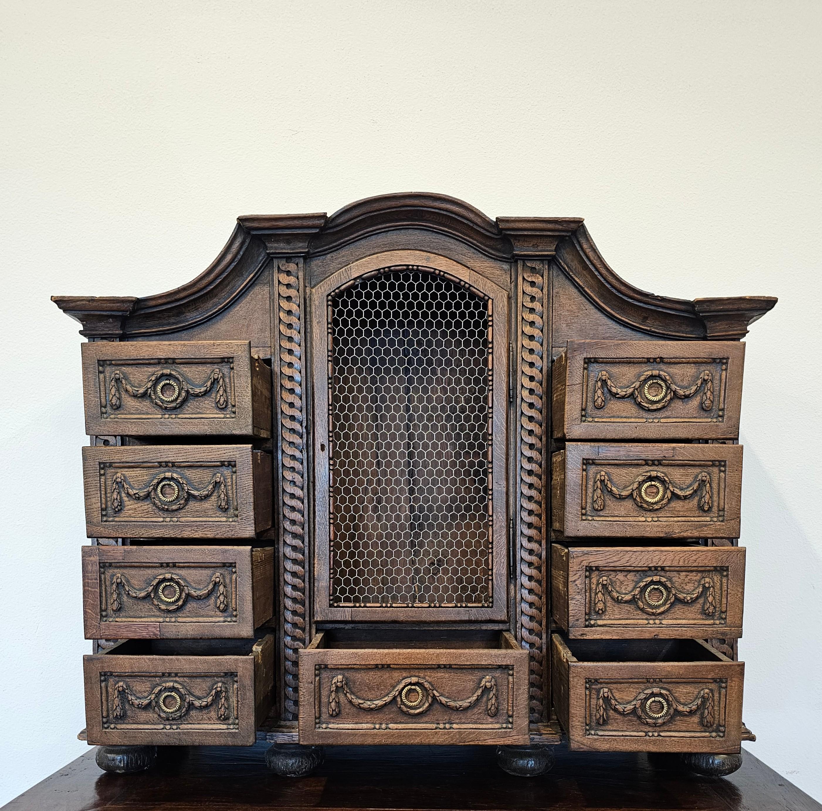 Cabinet de curiosité à tabernacle en chêne sculpté français du XVIIIe siècle  en vente 3