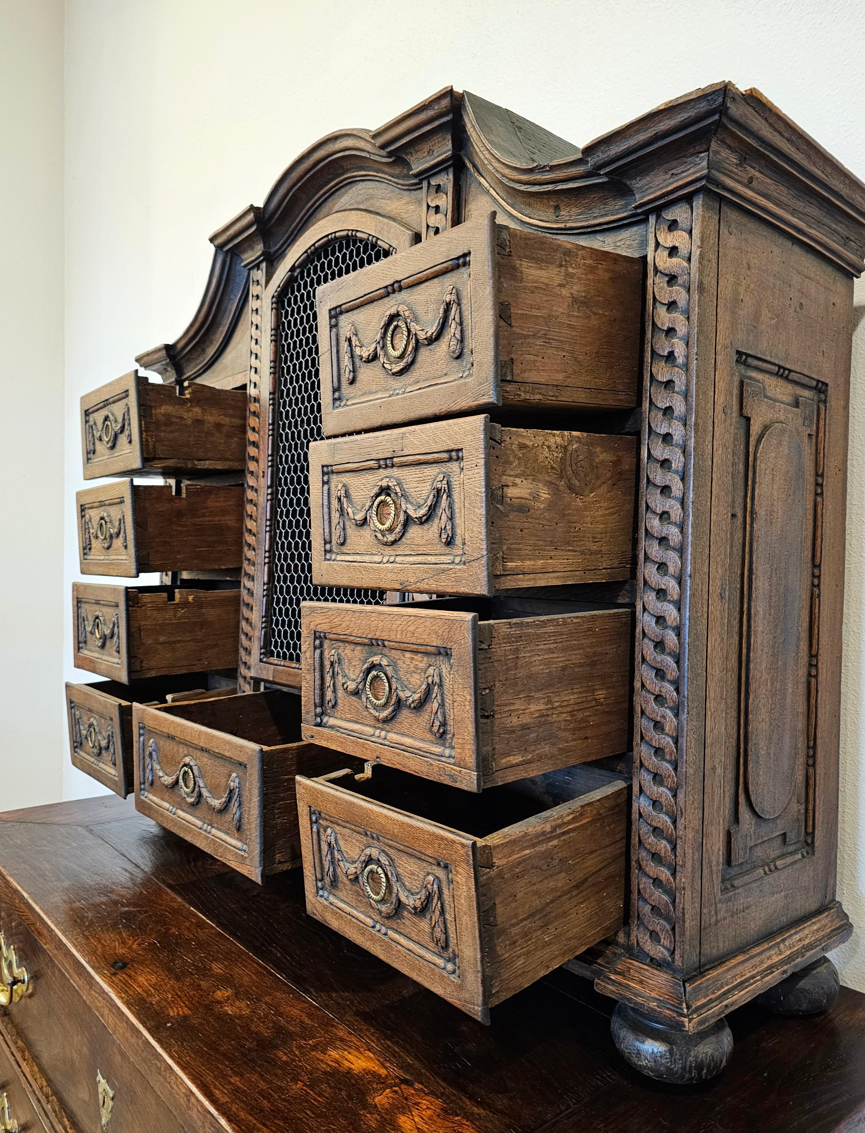 Cabinet de curiosité à tabernacle en chêne sculpté français du XVIIIe siècle  en vente 4