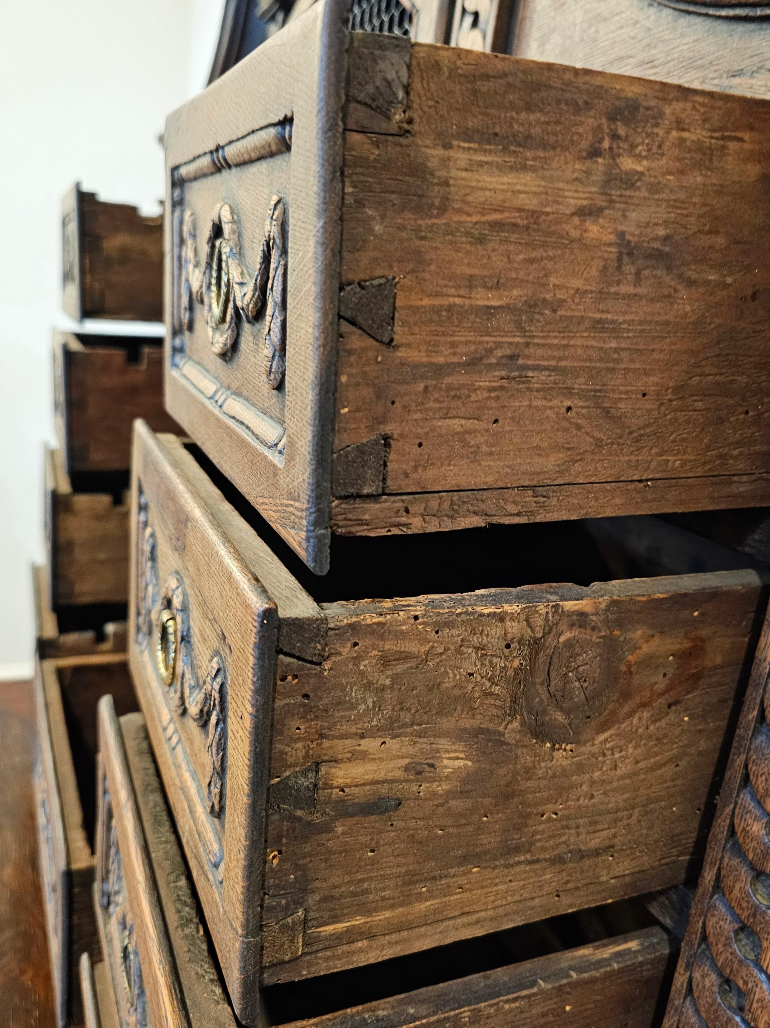 Cabinet de curiosité à tabernacle en chêne sculpté français du XVIIIe siècle  en vente 5