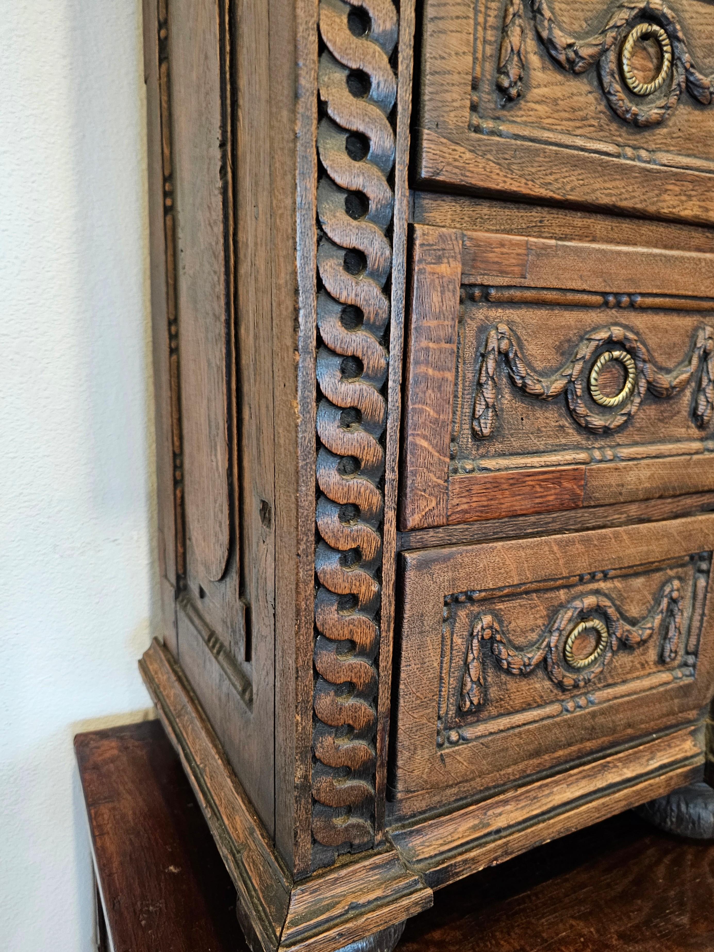 Cabinet de curiosité à tabernacle en chêne sculpté français du XVIIIe siècle  en vente 8