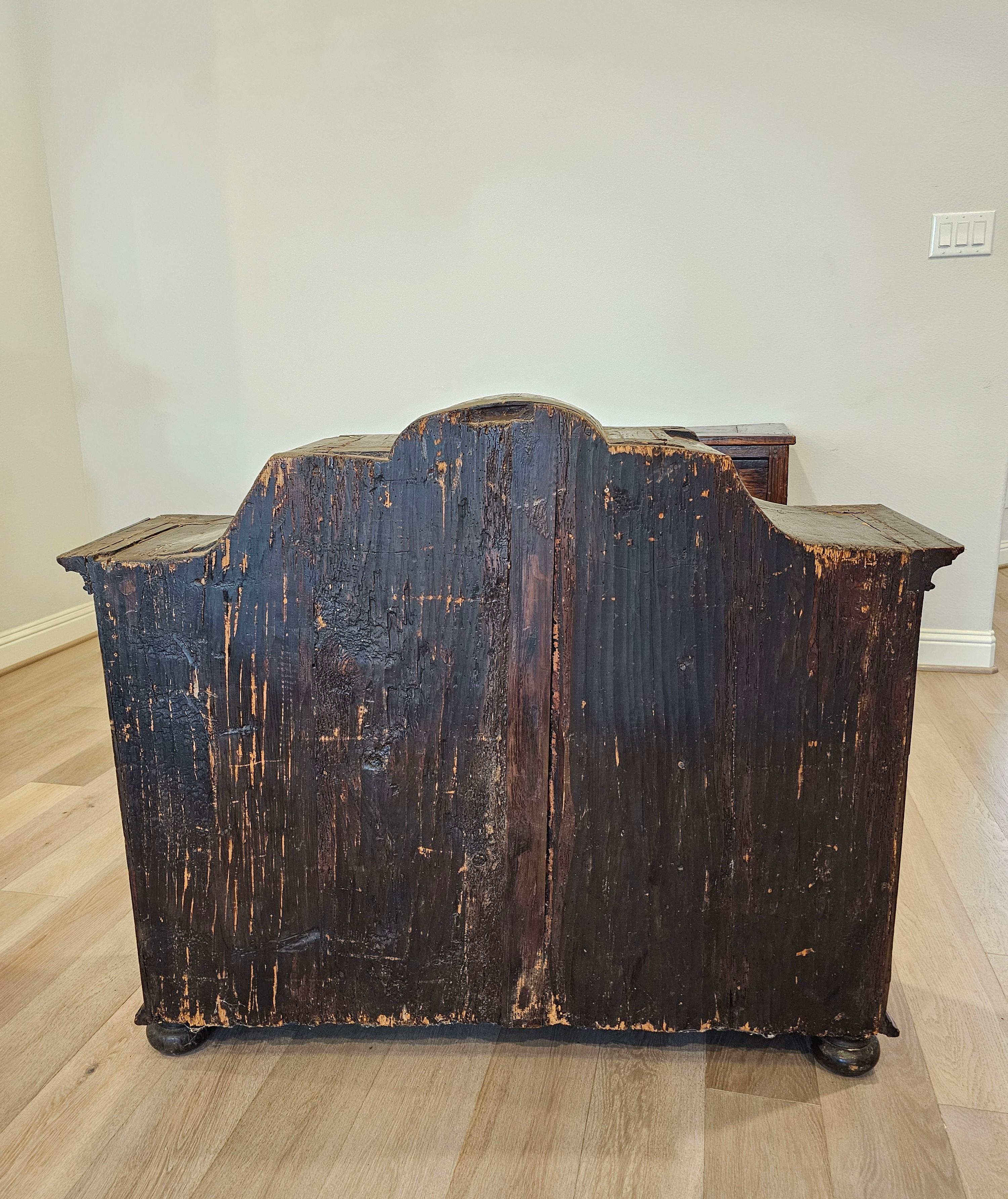 Cabinet de curiosité à tabernacle en chêne sculpté français du XVIIIe siècle  en vente 10
