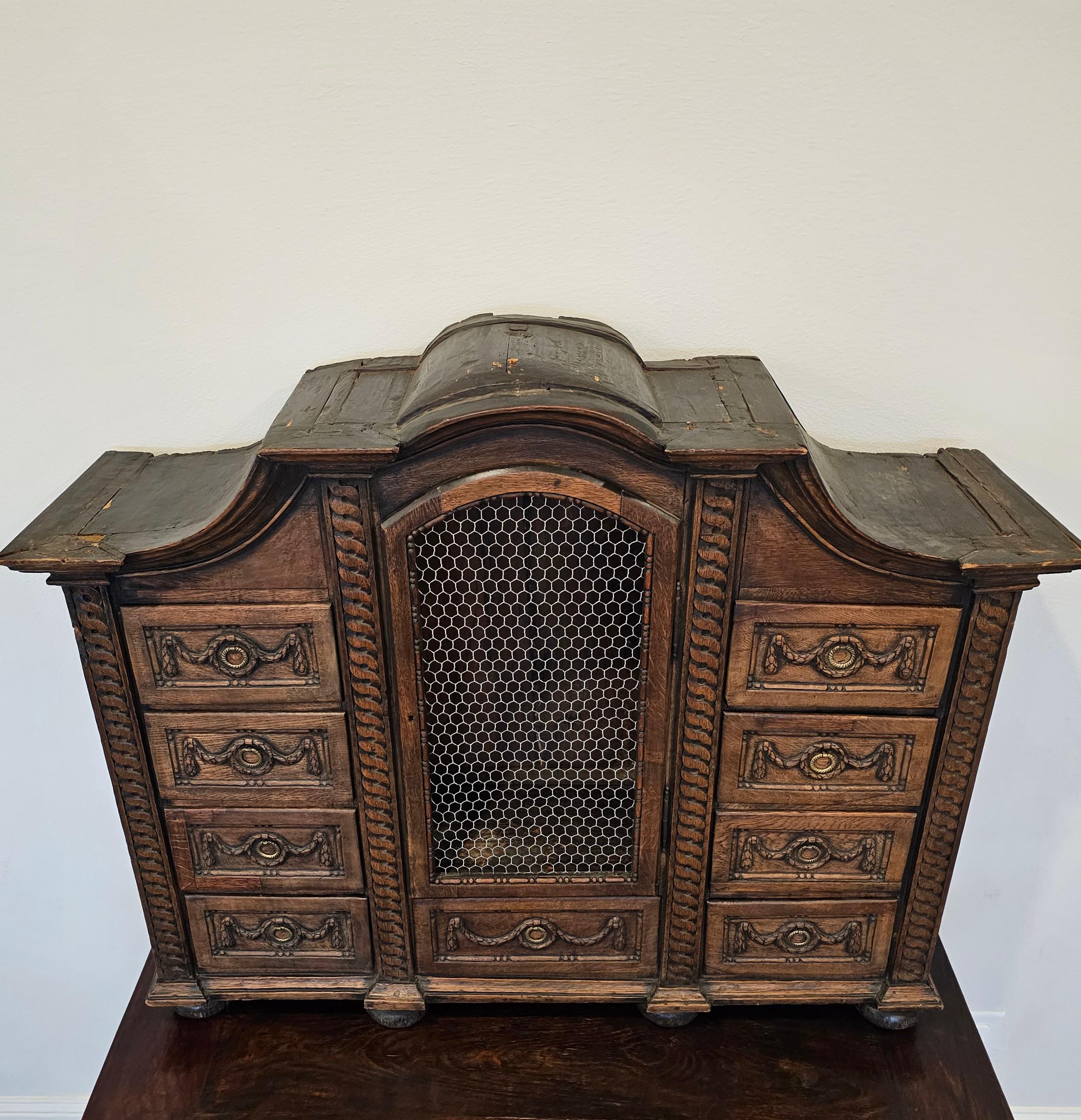 Cabinet de curiosité à tabernacle en chêne sculpté français du XVIIIe siècle  en vente 12