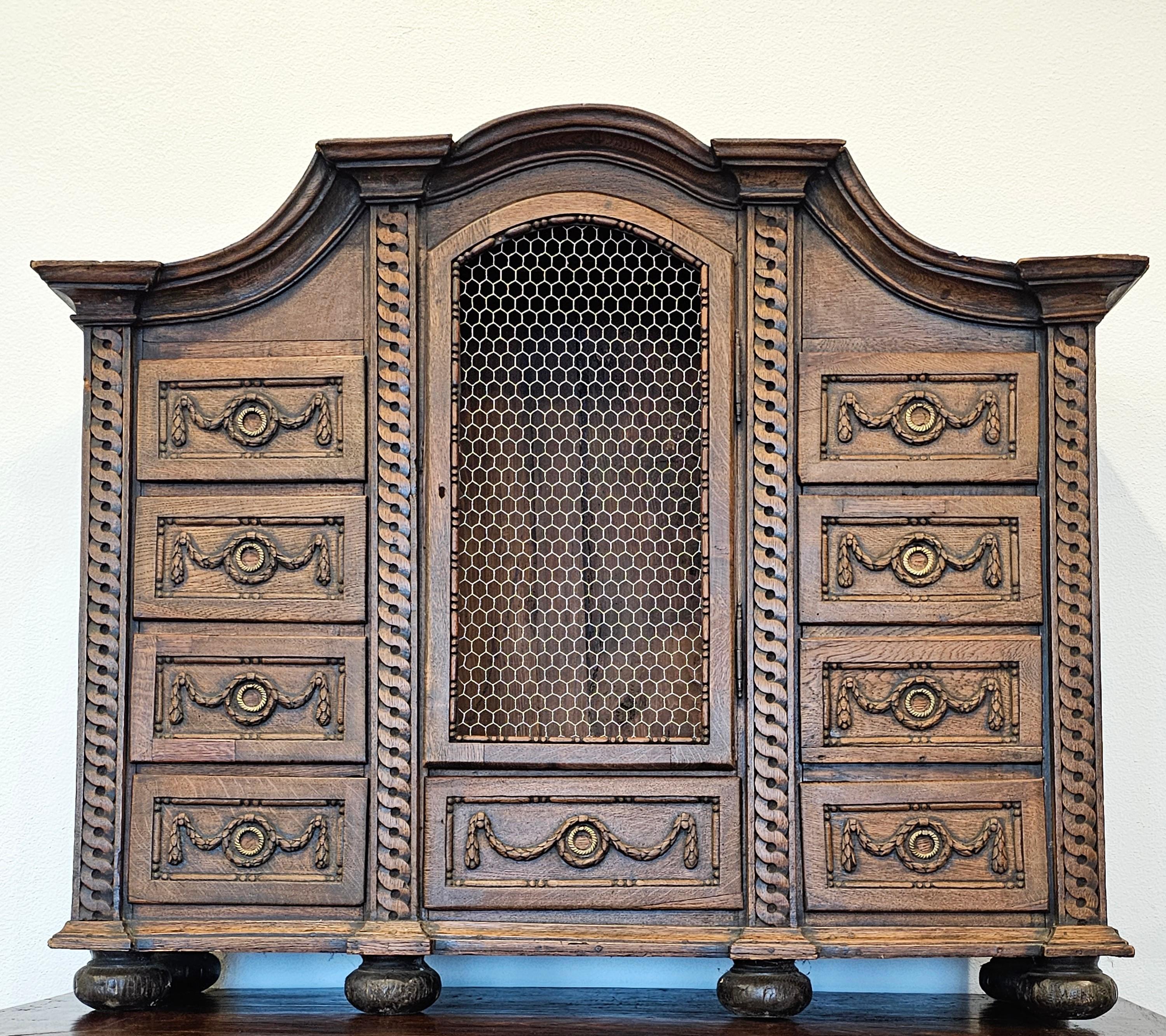 Sculpté à la main Cabinet de curiosité à tabernacle en chêne sculpté français du XVIIIe siècle  en vente