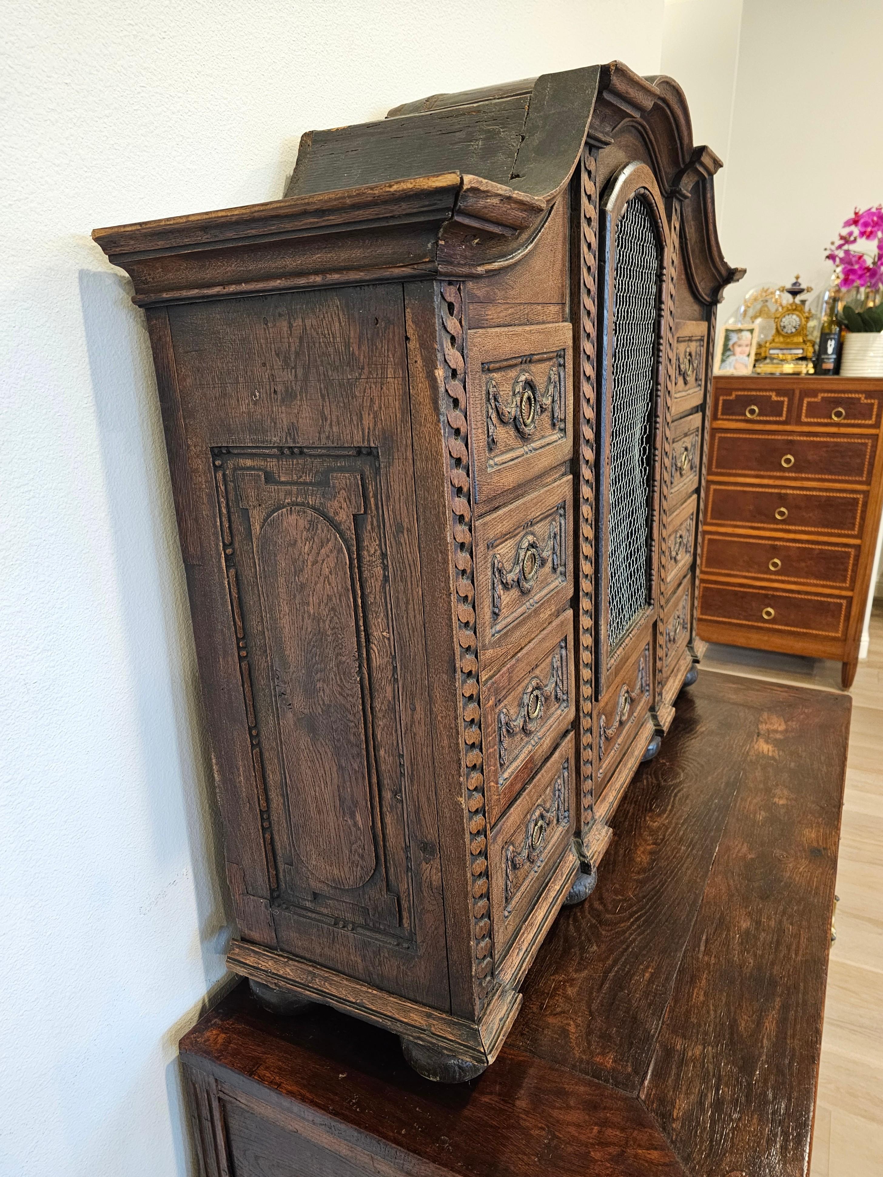 Laiton Cabinet de curiosité à tabernacle en chêne sculpté français du XVIIIe siècle  en vente