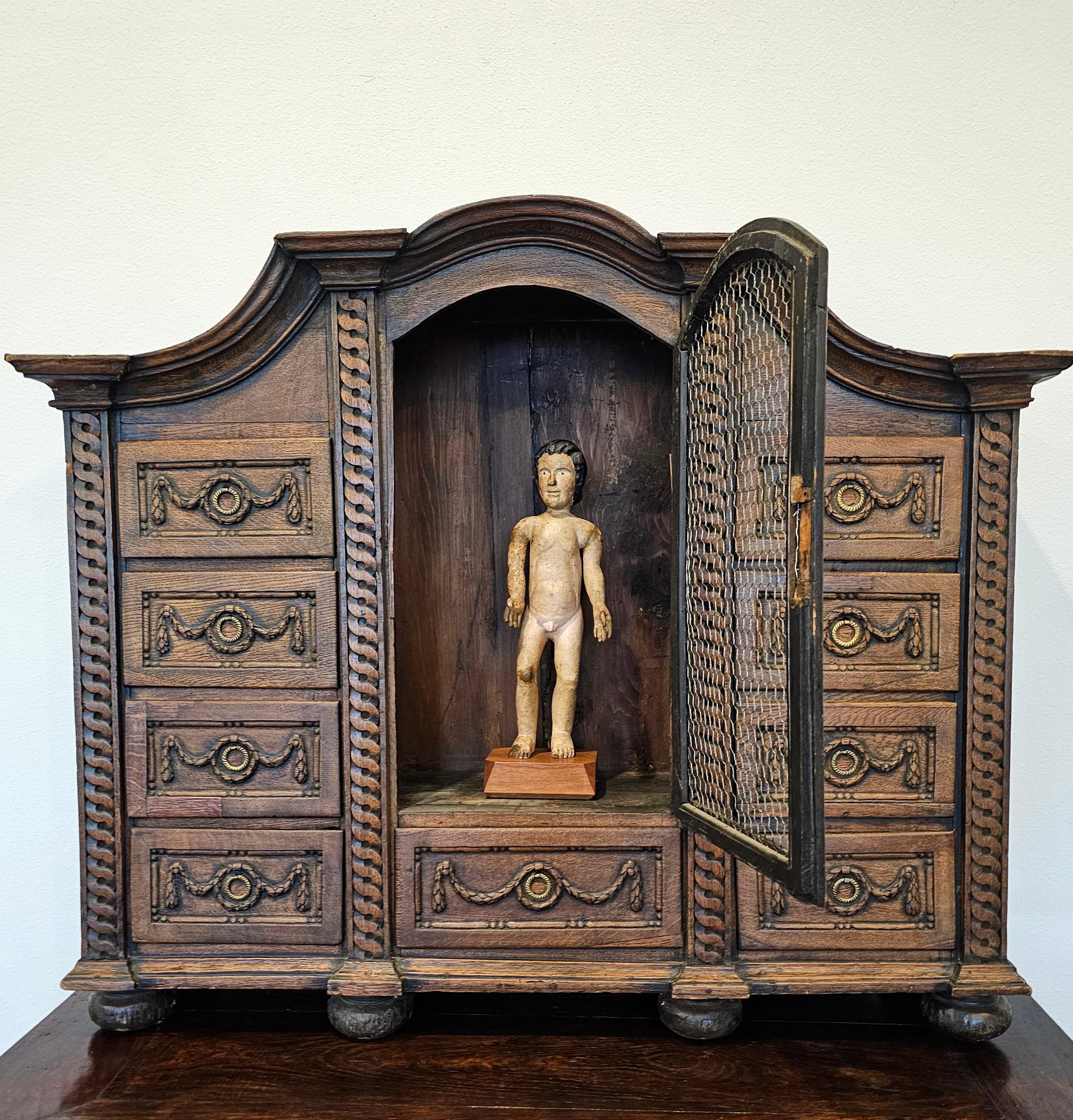 Cabinet de curiosité à tabernacle en chêne sculpté français du XVIIIe siècle  en vente 1