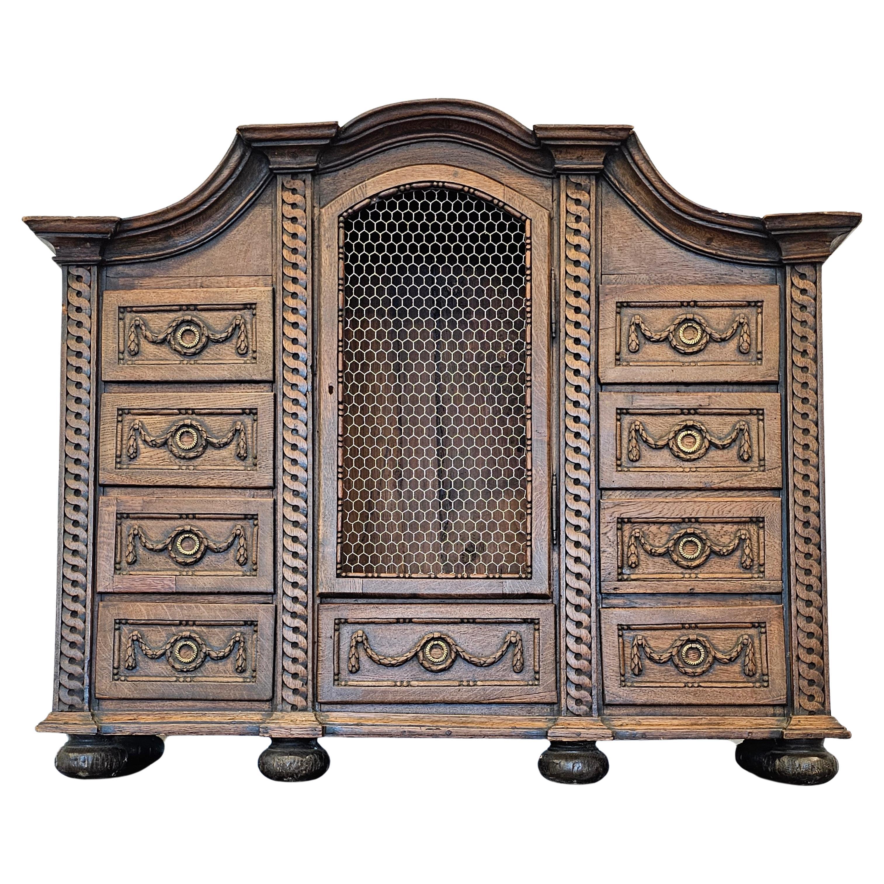 Cabinet de curiosité à tabernacle en chêne sculpté français du XVIIIe siècle  en vente