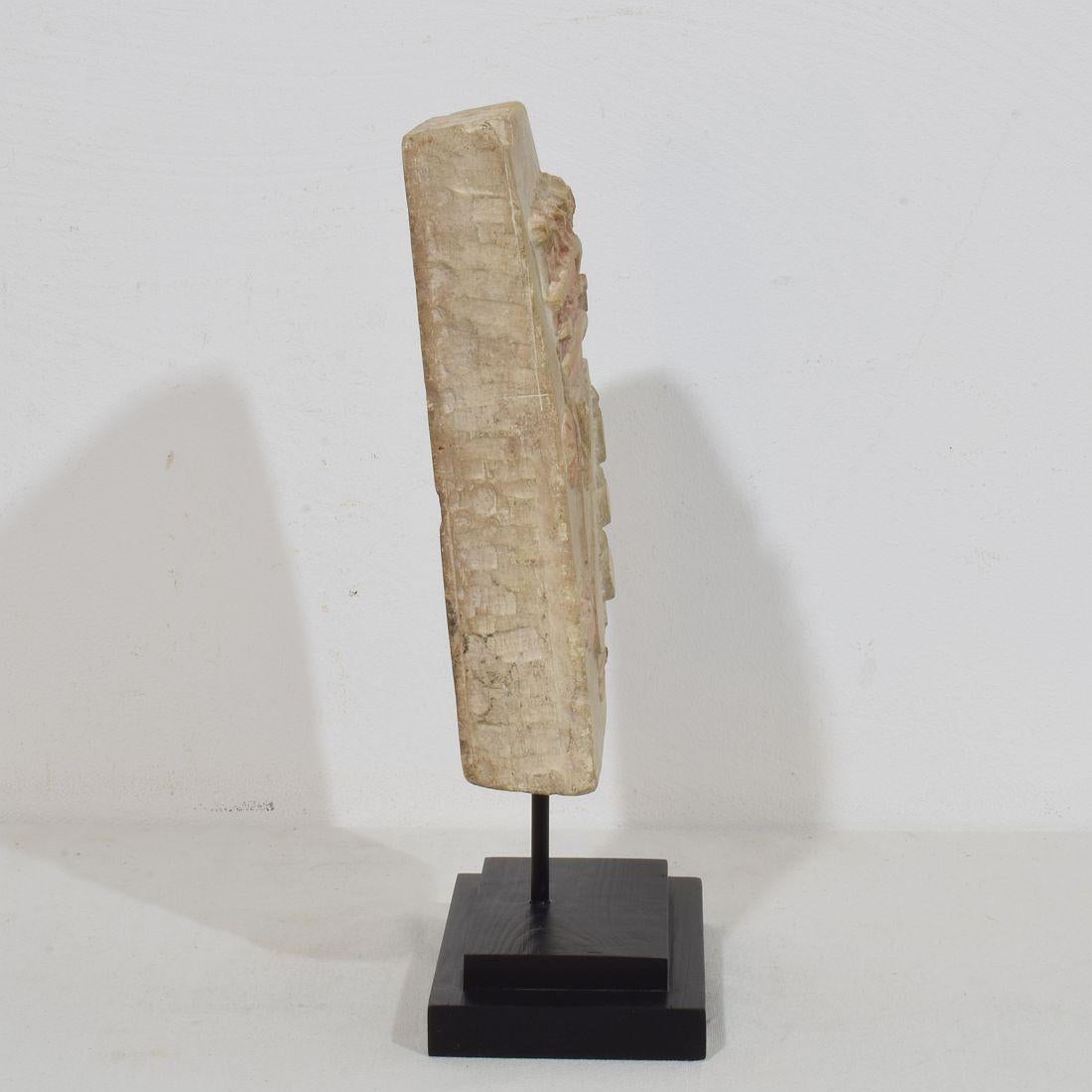 Francese Stemma francese in pietra intagliata del XVIII secolo in vendita