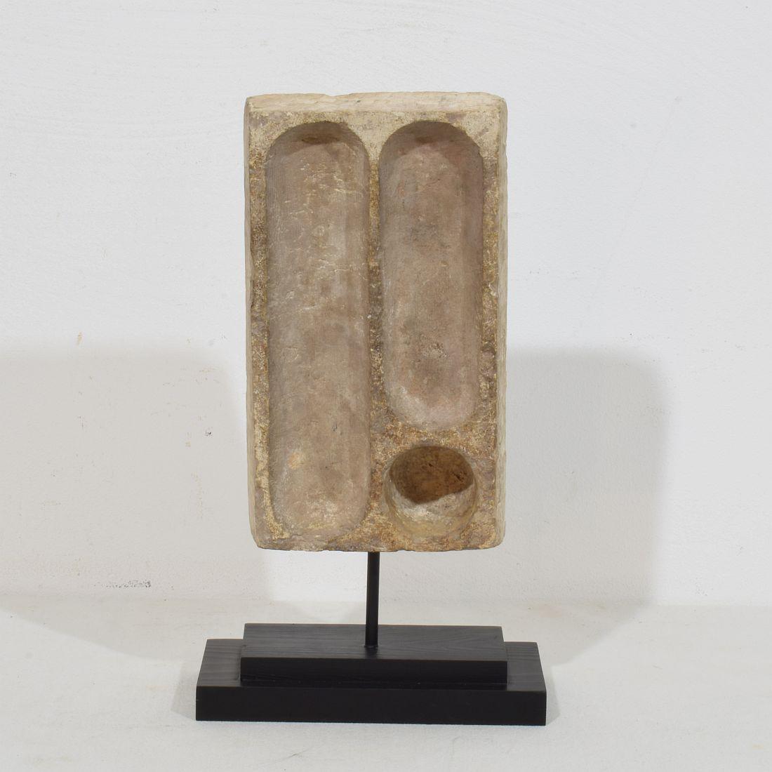18th Century French Carved Stone Coat of Arms In Good Condition For Sale In Buisson, FR