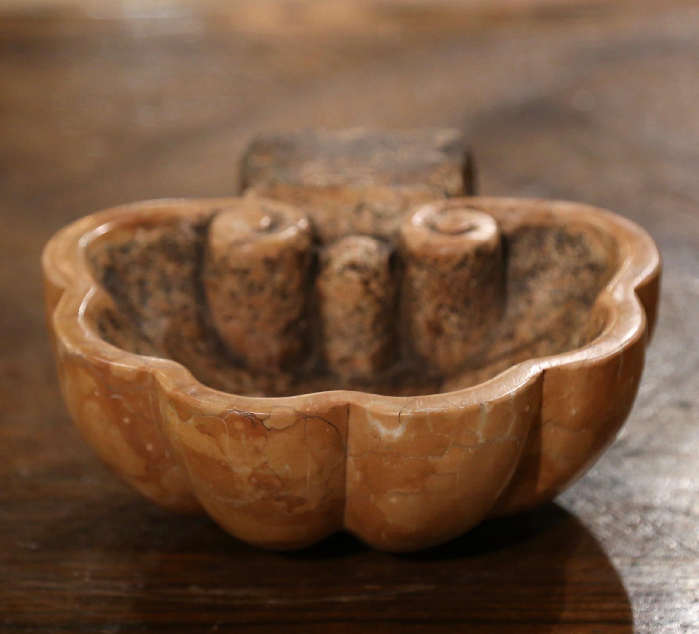 XVIIIe siècle Stoup d'glise franais du 18me sicle en marbre sculpt et bigarr en vente