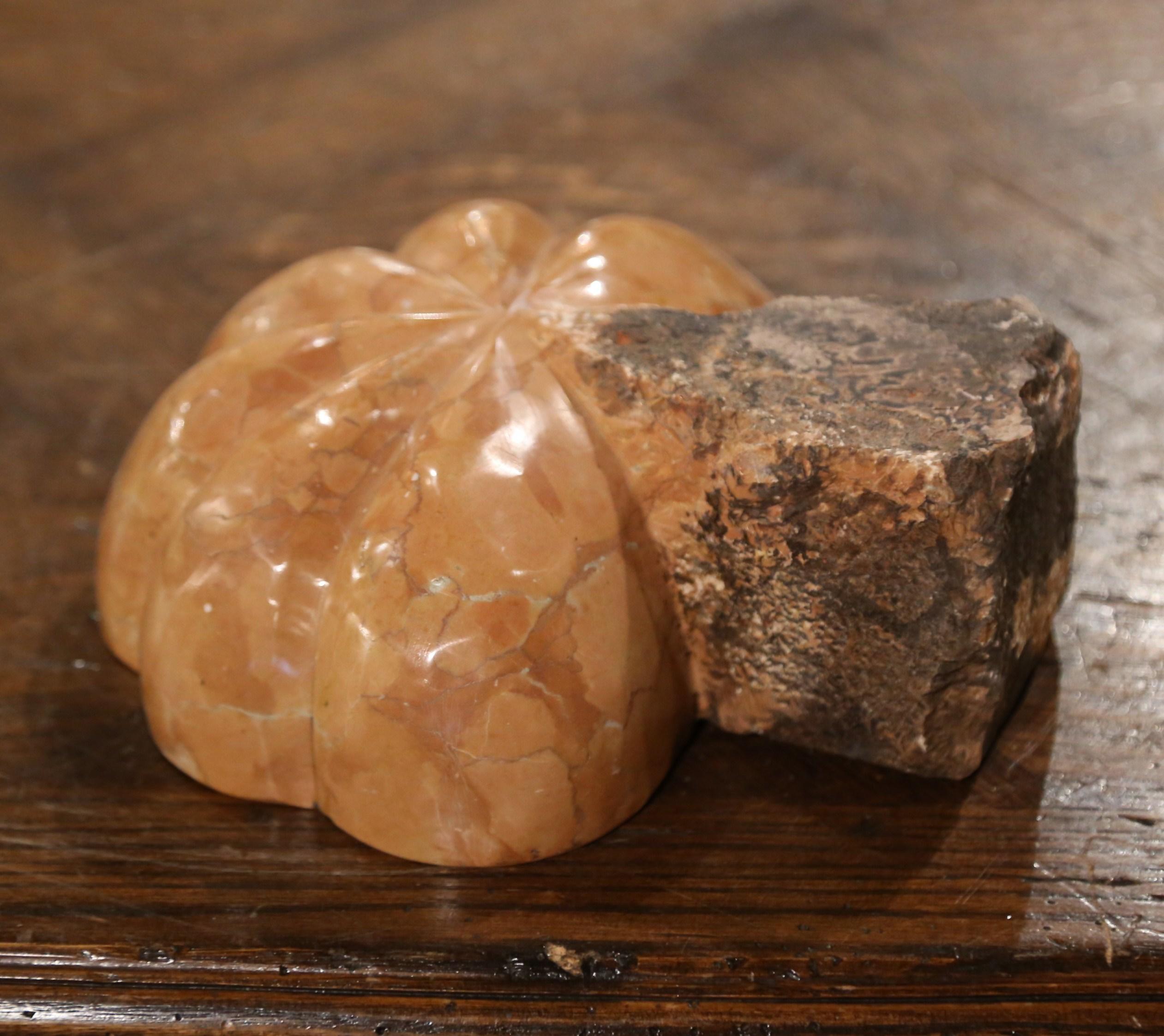 Stoup d'glise franais du 18me sicle en marbre sculpt et bigarr en vente 1