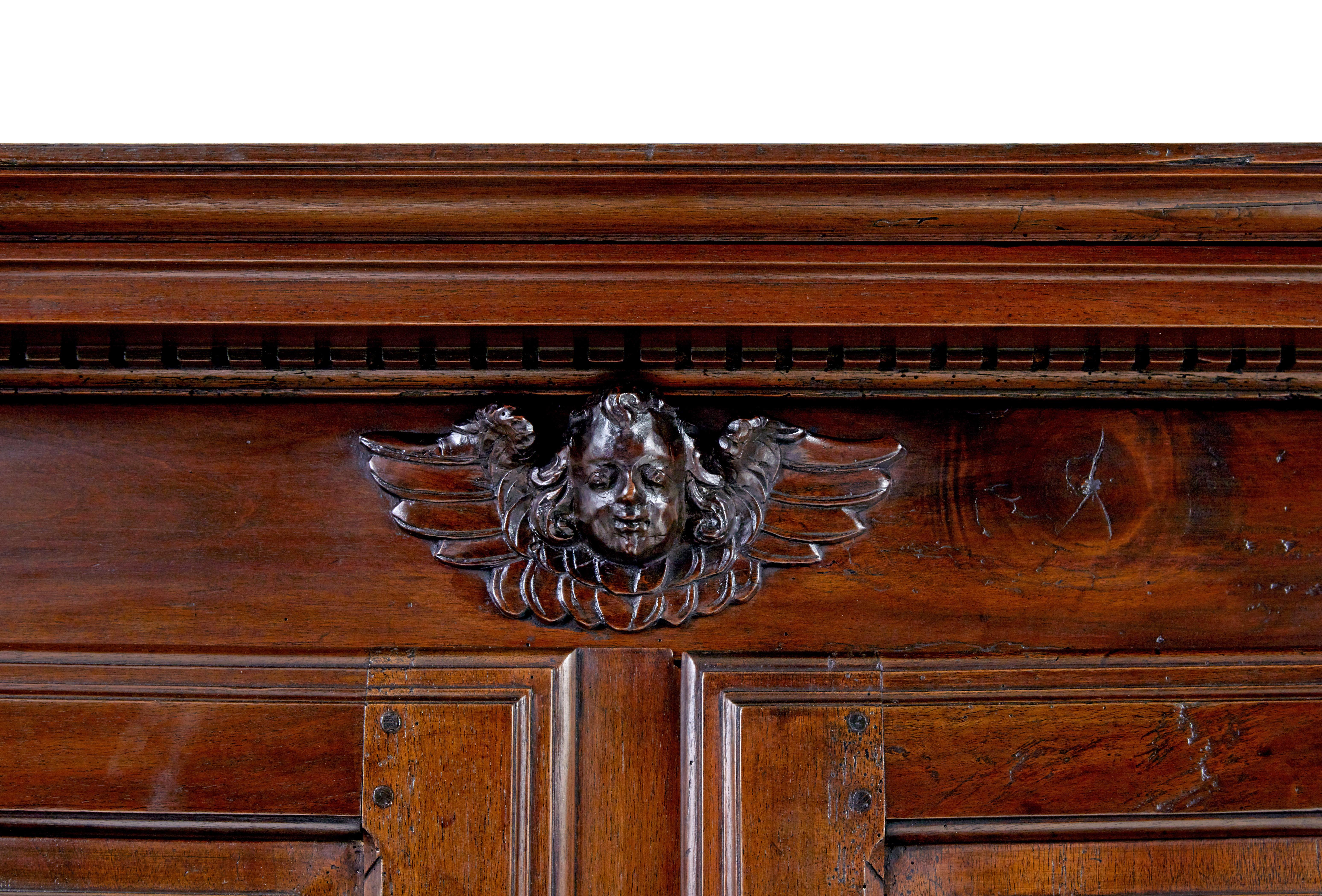 Credenza francese in noce intagliata del XVIII secolo in vendita 3