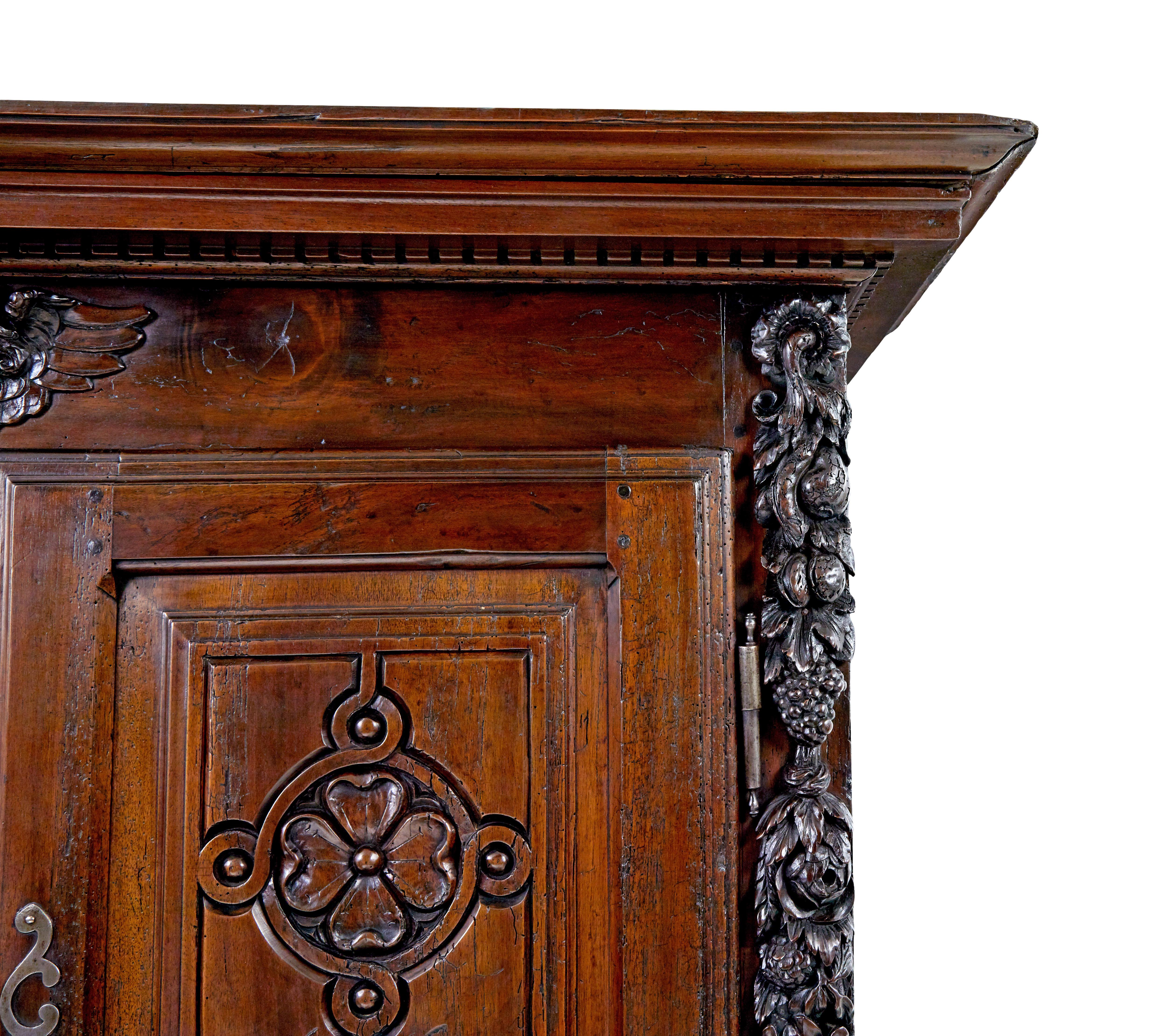 Credenza francese in noce intagliata del XVIII secolo in vendita 4