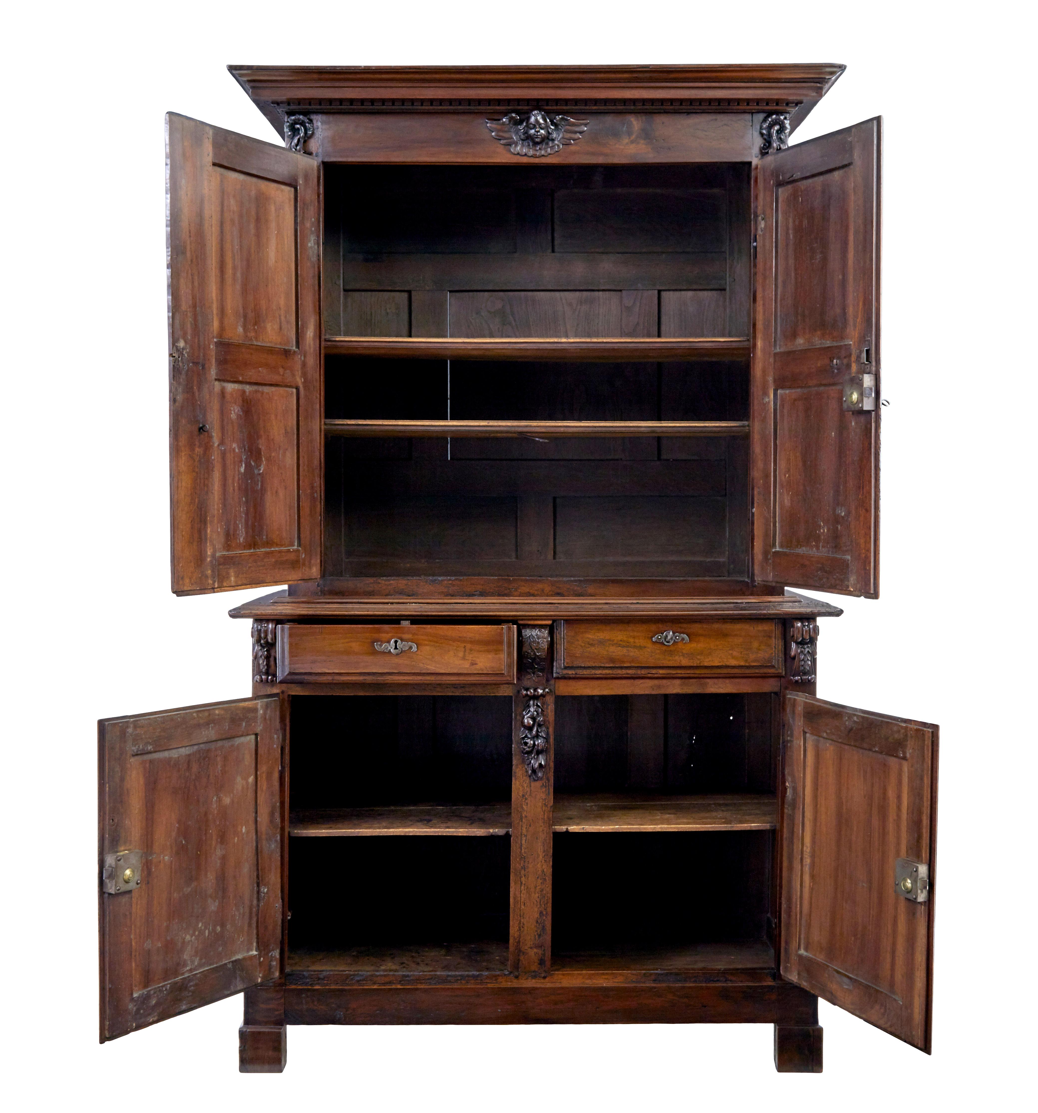 Credenza in noce intagliata francese del XVIII secolo, circa 1780.

Bellissimo pezzo di arredamento francese del XVIII secolo conosciuto come buffet du corps.

Composto da due sezioni.

Cornice a vela con dettaglio a dentelli appena sotto,