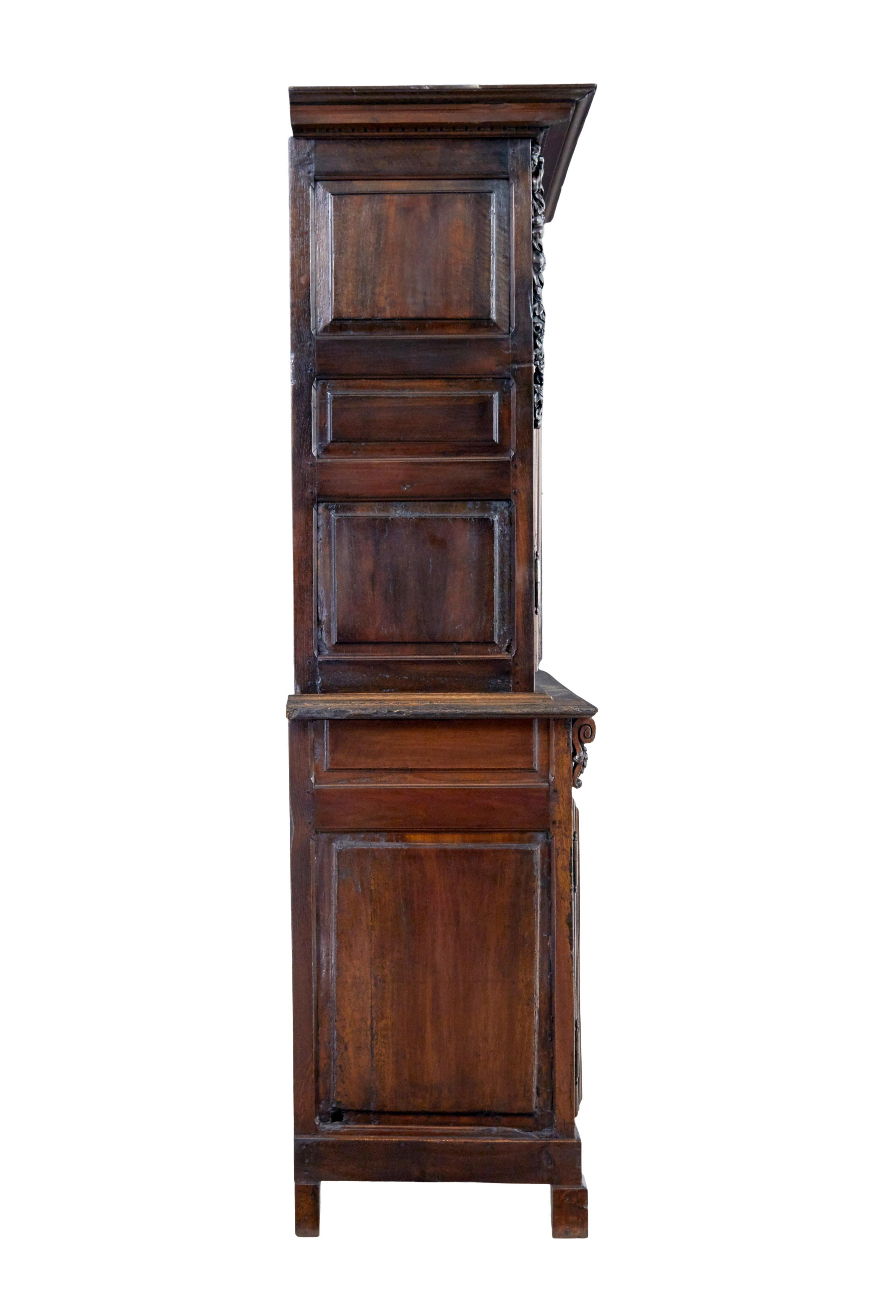 Intagliato Credenza francese in noce intagliata del XVIII secolo in vendita