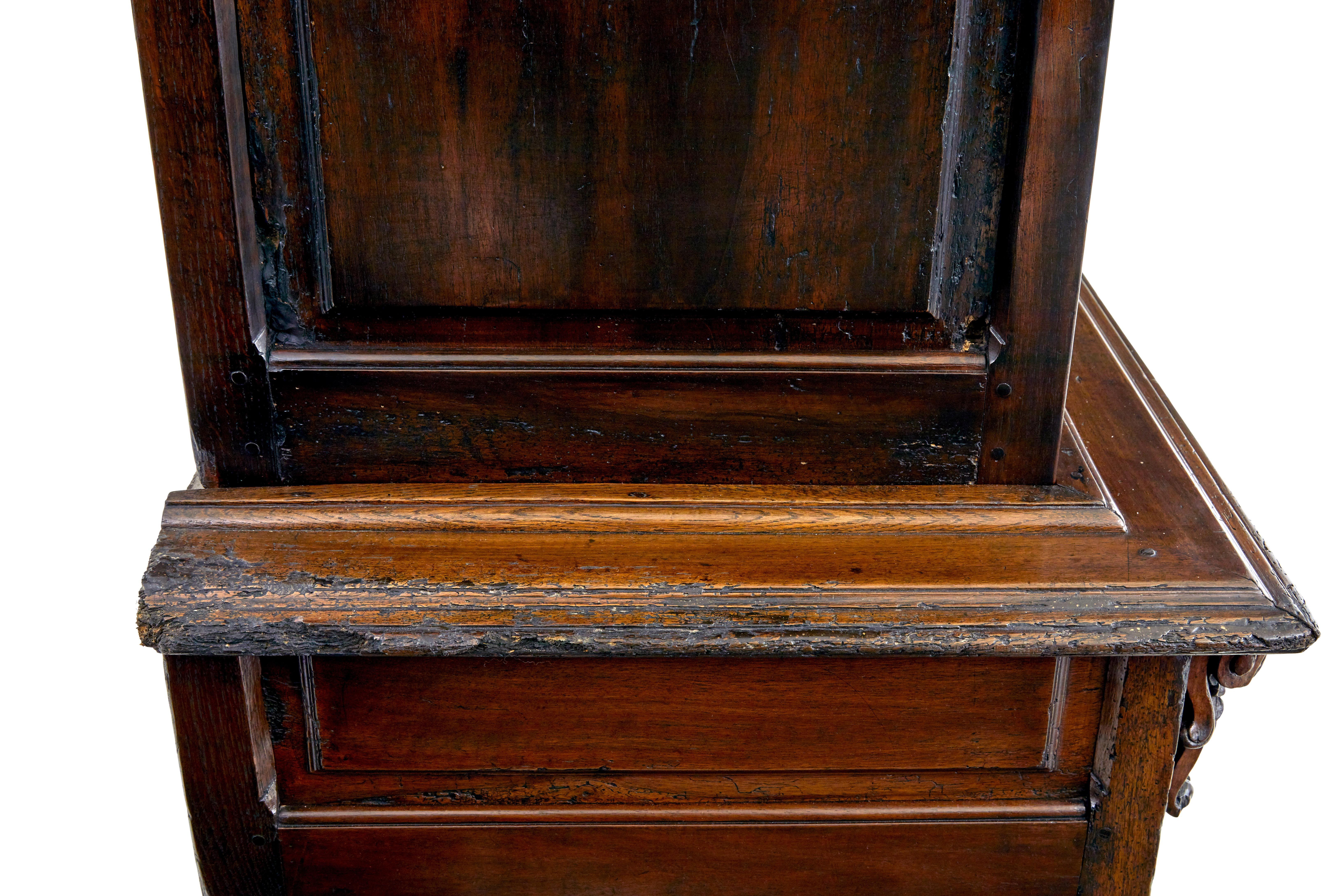 Credenza francese in noce intagliata del XVIII secolo In condizioni buone in vendita a Debenham, Suffolk