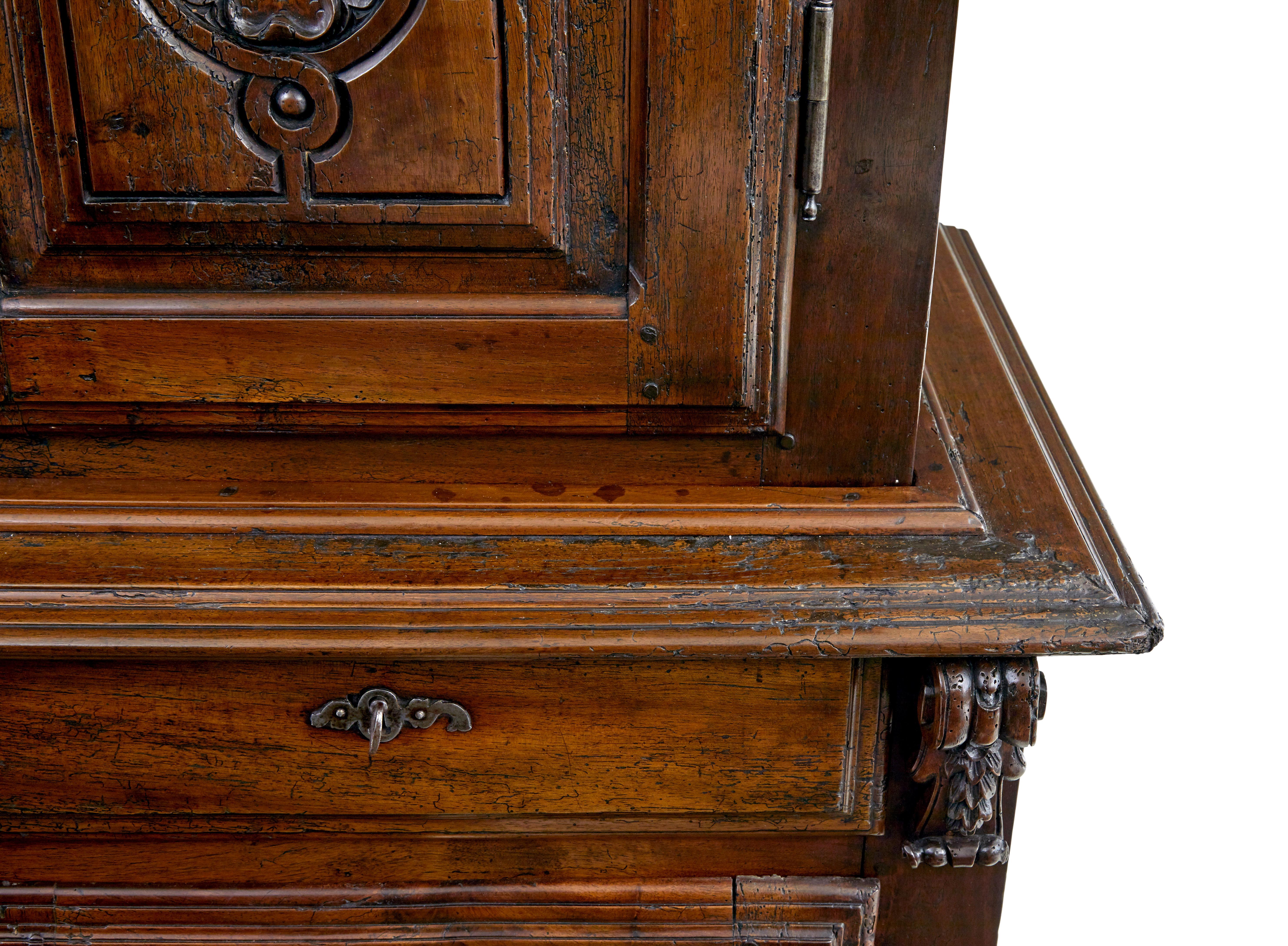 Noce Credenza francese in noce intagliata del XVIII secolo in vendita